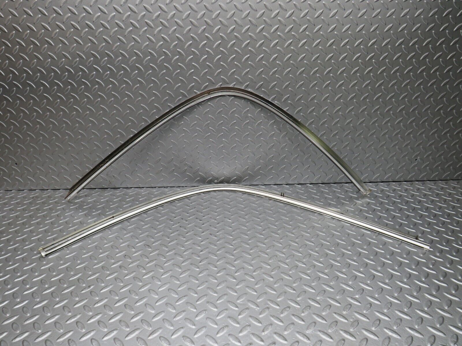 39864 Mercedes-Benz R107 350SL Soft Top Cover Chrome Trim