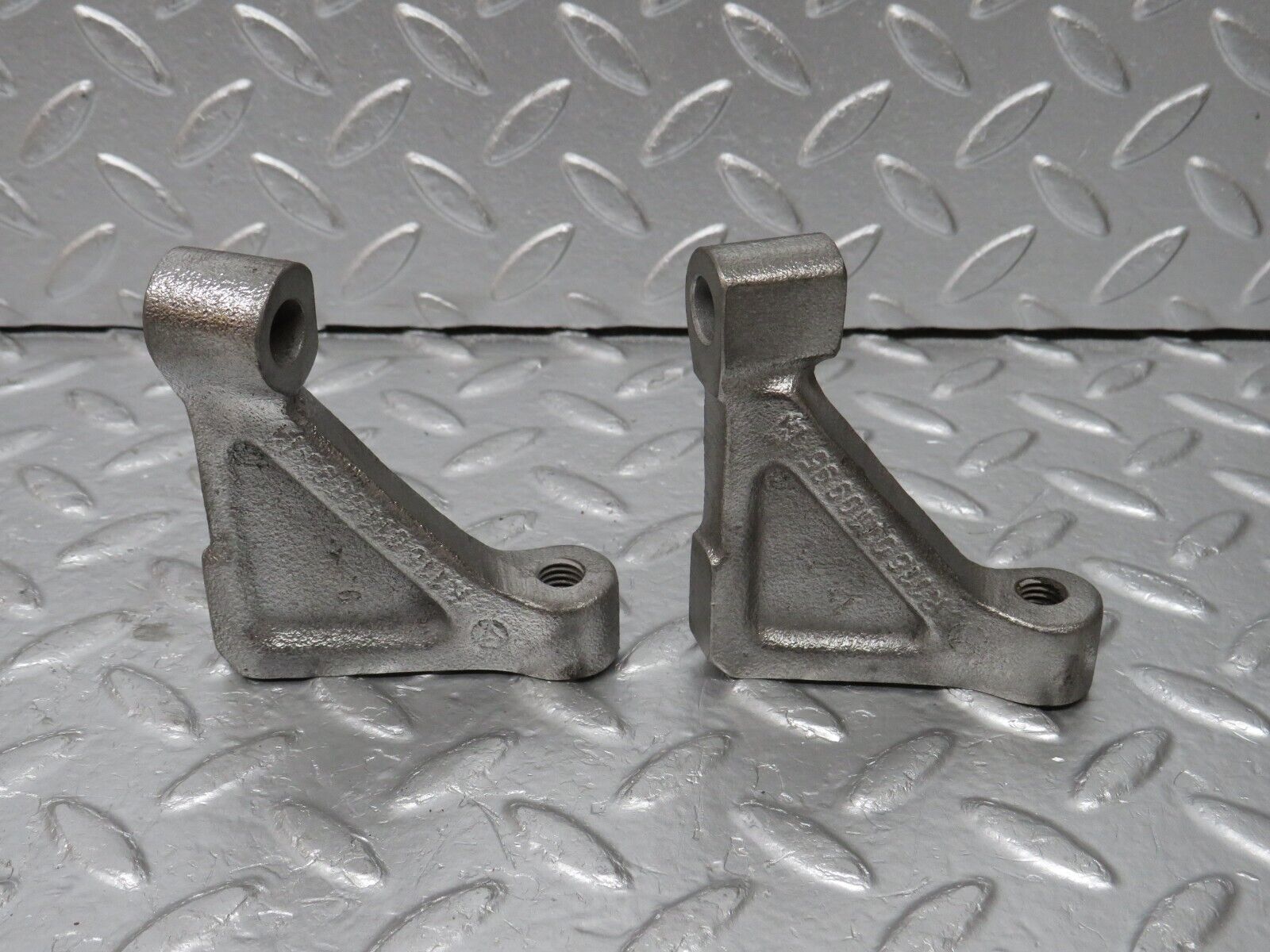 32952 Mercedes-Benz C107 R107 Engine Mount Bracket Pair 1160110895 1160110995