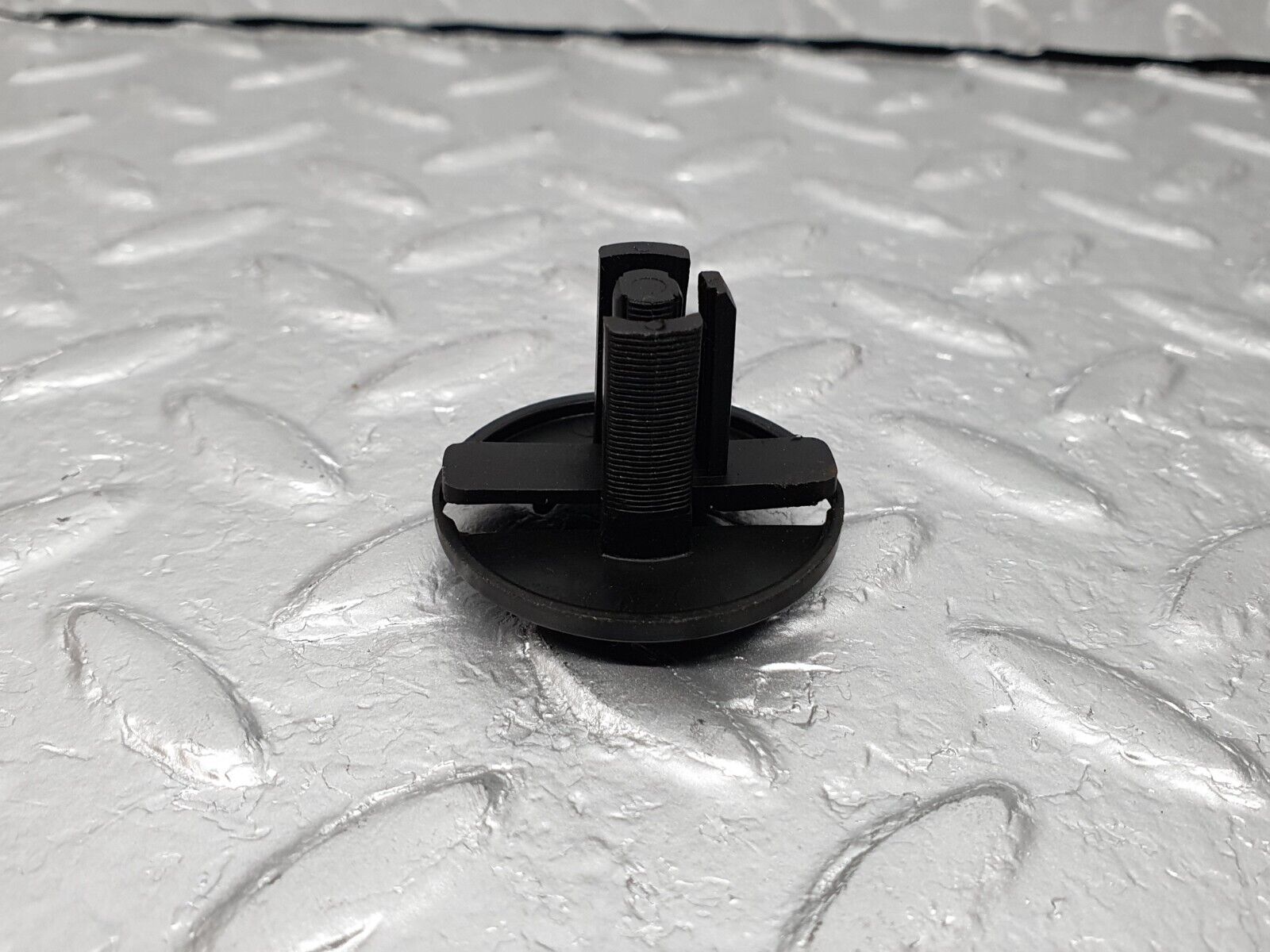 41689 Mercedes-Benz W124 200E Radiator Fan Shroud Holder