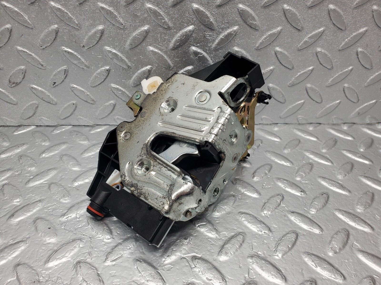 46750 Mercedes-Benz R129 320SL Coupe Left Door Lock Mechanism