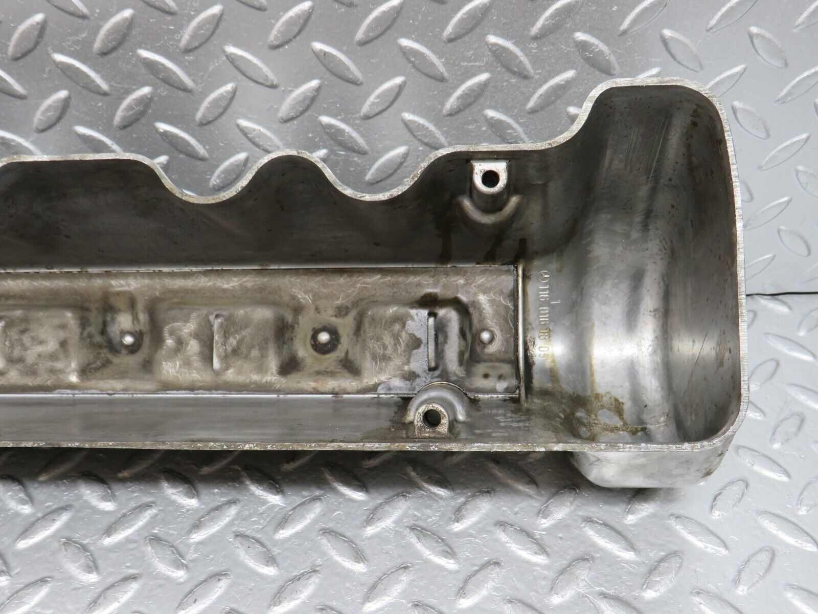 32770 Mercedes-Benz C107 R107 350 V8 Cylinder Head Valve Cover Left 1160161805