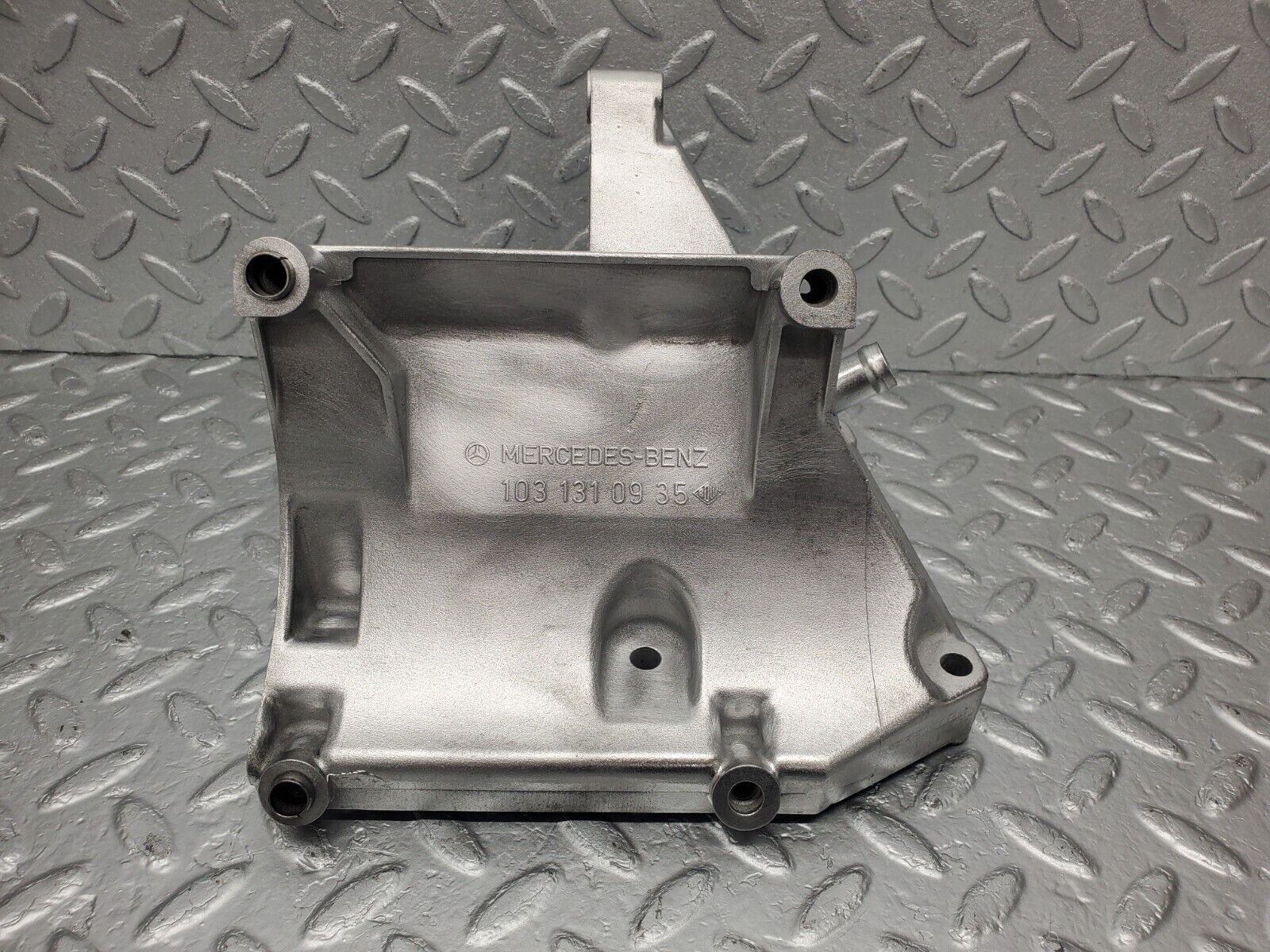 46162 Mercedes-Benz W124 280E Power Steering Pump Bracket 1031310935