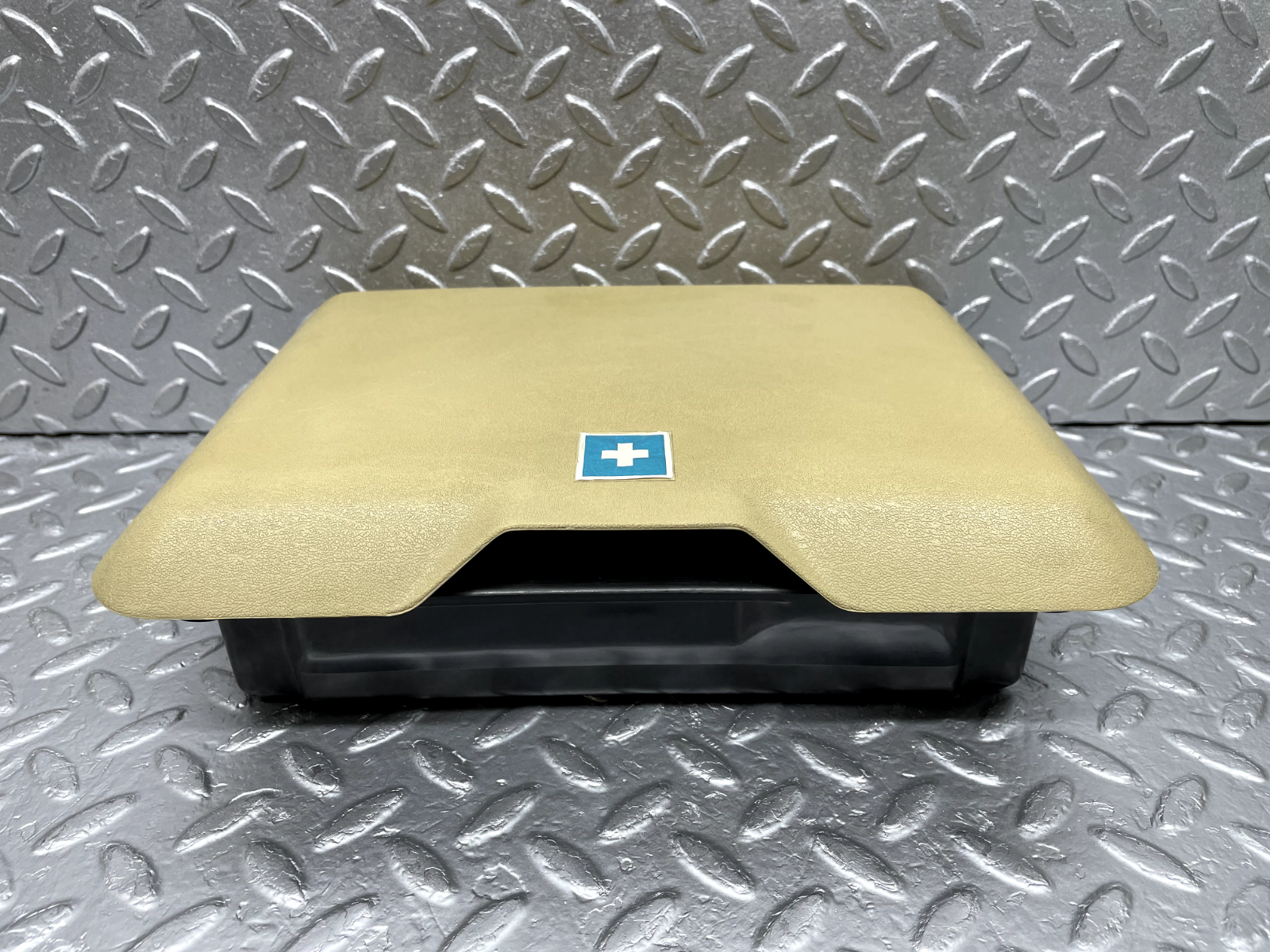 44266 Mercedes-Benz W123 280E First Aid Box 1238650353