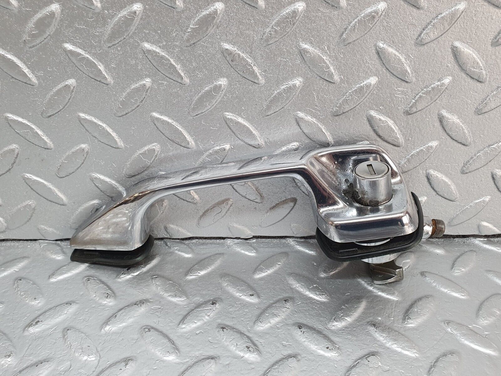 43160 Mercedes-Benz W108 280SE Front Left Door Exterior Handle No Key 1087661301 1087660905 1087661105