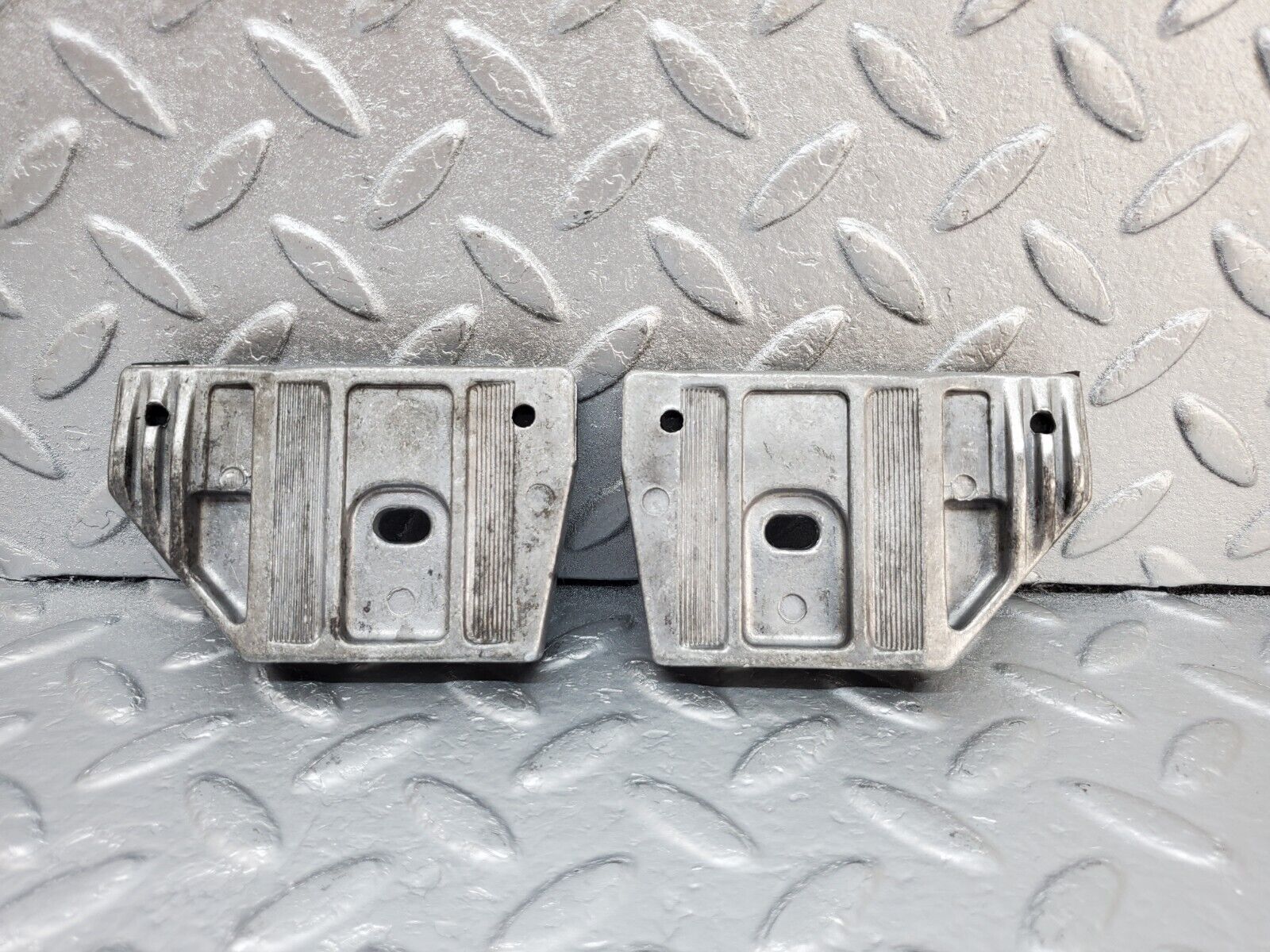 45024 Mercedes-Benz R129 300SL Coupe Door Window Guide Bracket 1247250132 1247250232