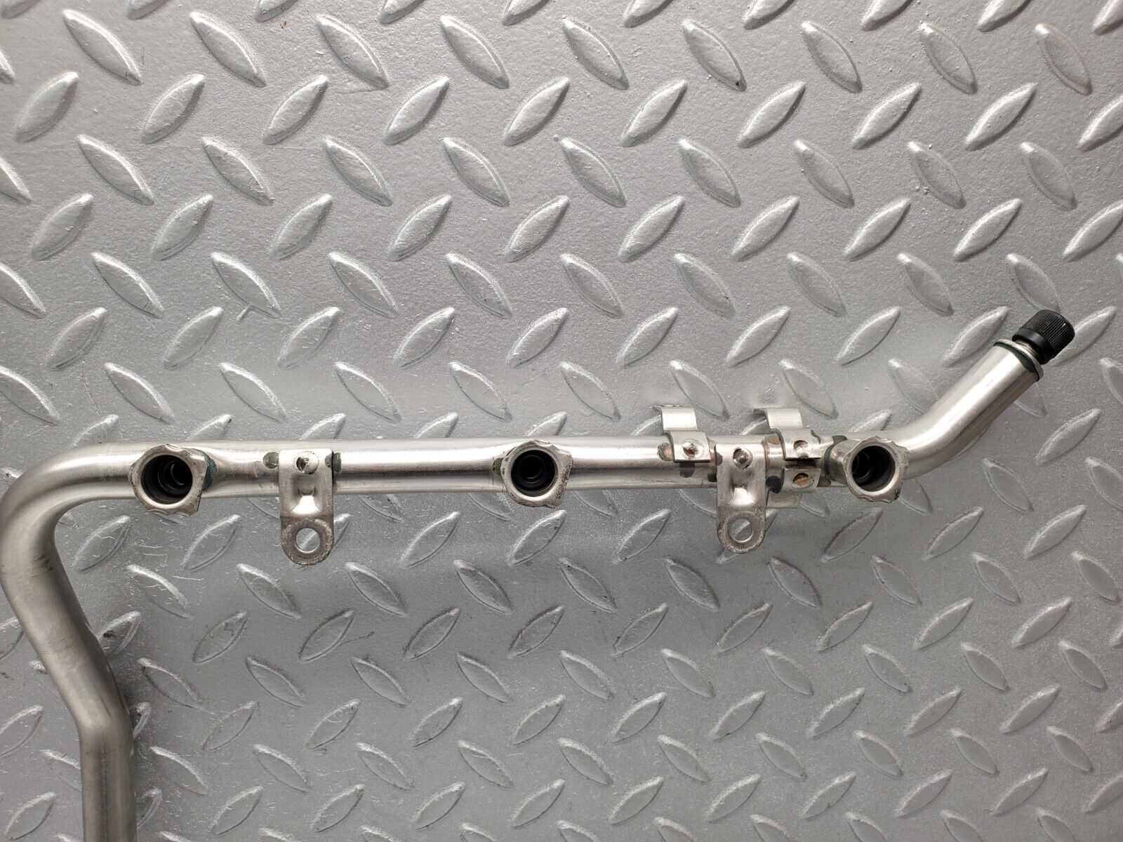 46809 Mercedes-Benz R129 320SL Coupe Fuel Injector Rail 0280151038 1120700095