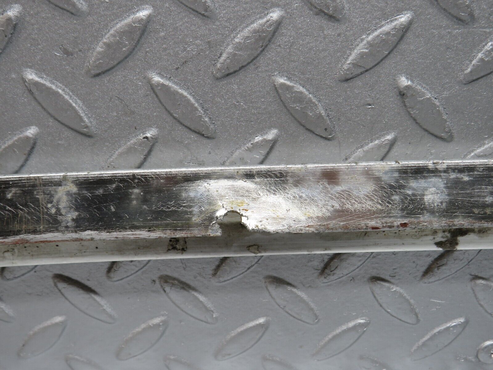 39859 Mercedes-Benz R107 350SL Hardtop Under Windshield Chrome Trim