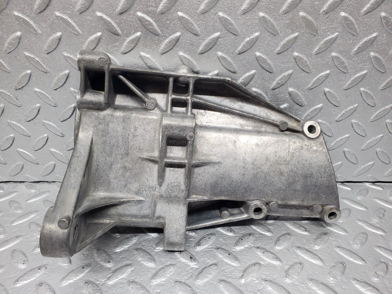 45922 Mercedes-Benz W126 420SE Air Conditioning Compressor Bracket 1161301035