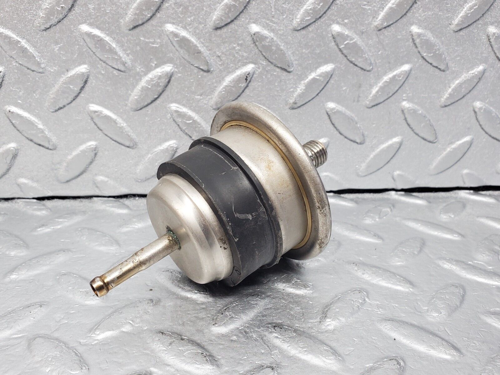 45959 Mercedes-Benz W126 420SE Fuel Pressure Regulator Bosch 0004761021