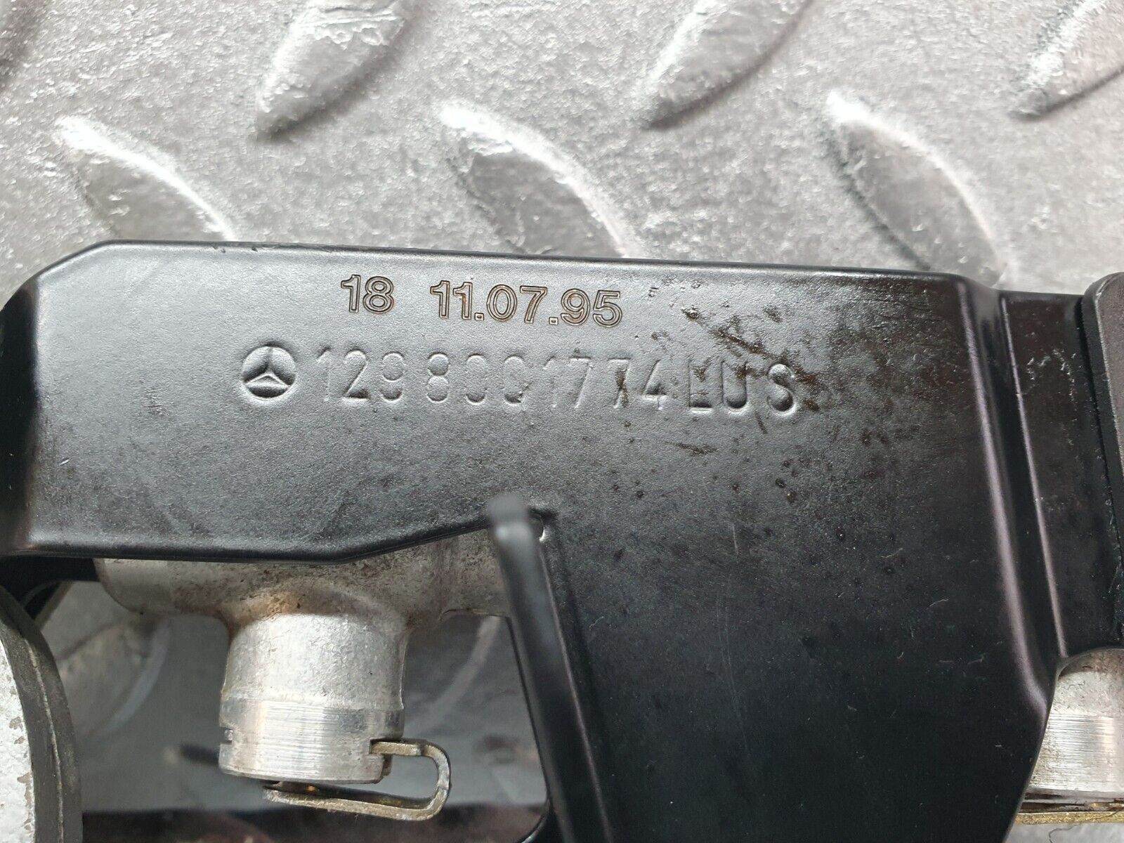 42154 Mercedes-Benz R129 320SL Coupe Rear Right Roof Lock Mechanism 1298001774