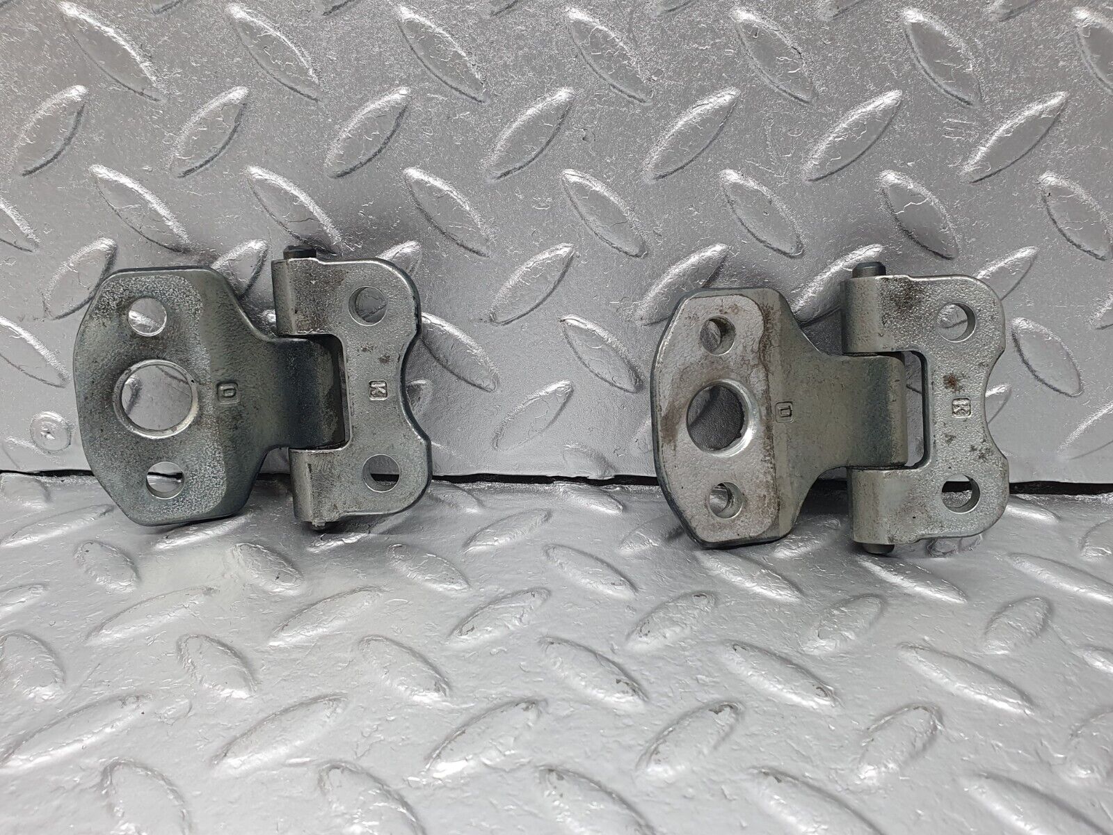 41868 Mercedes-Benz W202 C200 Front Door Hinge Right