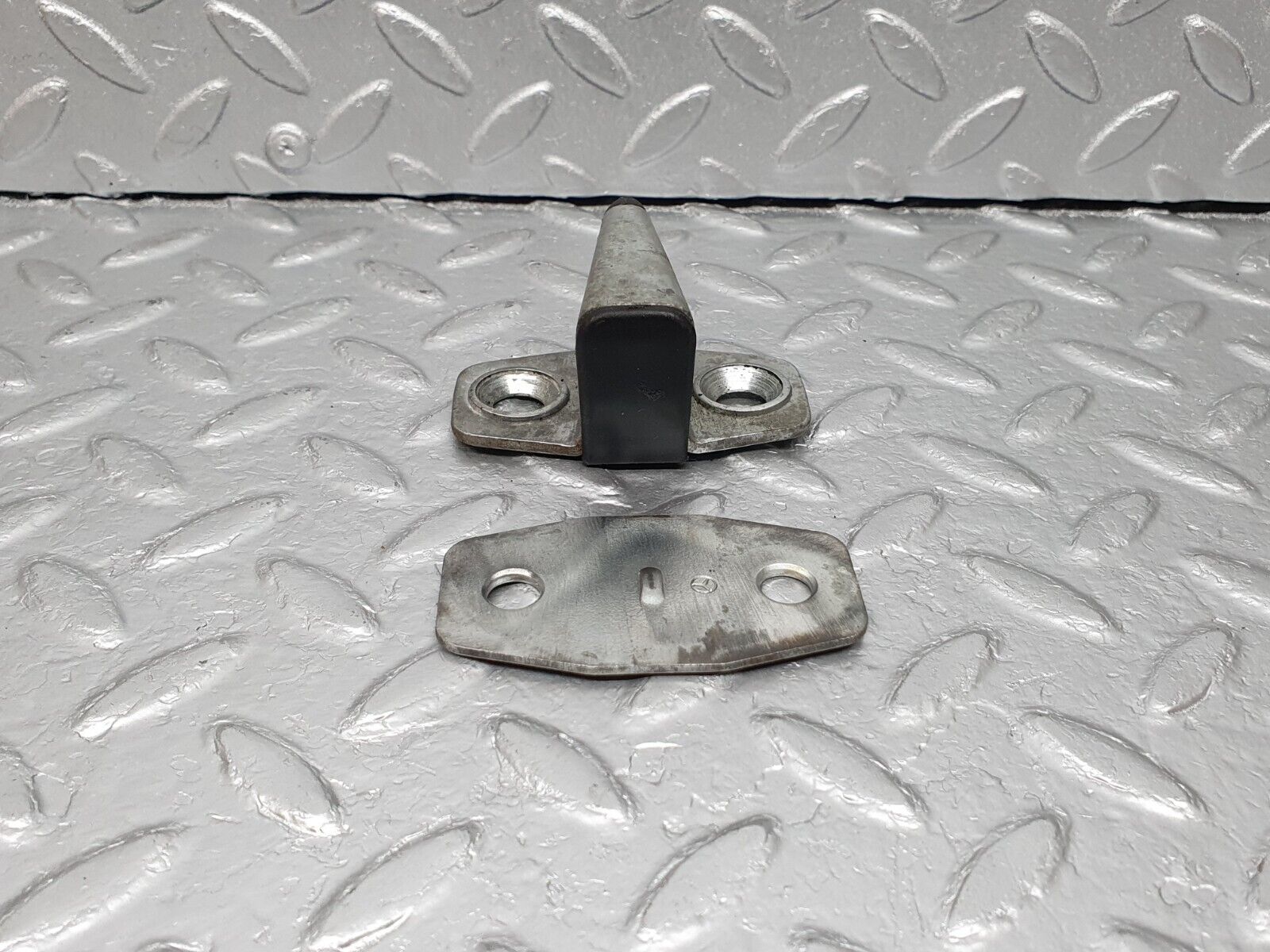 41690 Mercedes-Benz W124 200E Door Lock Latch