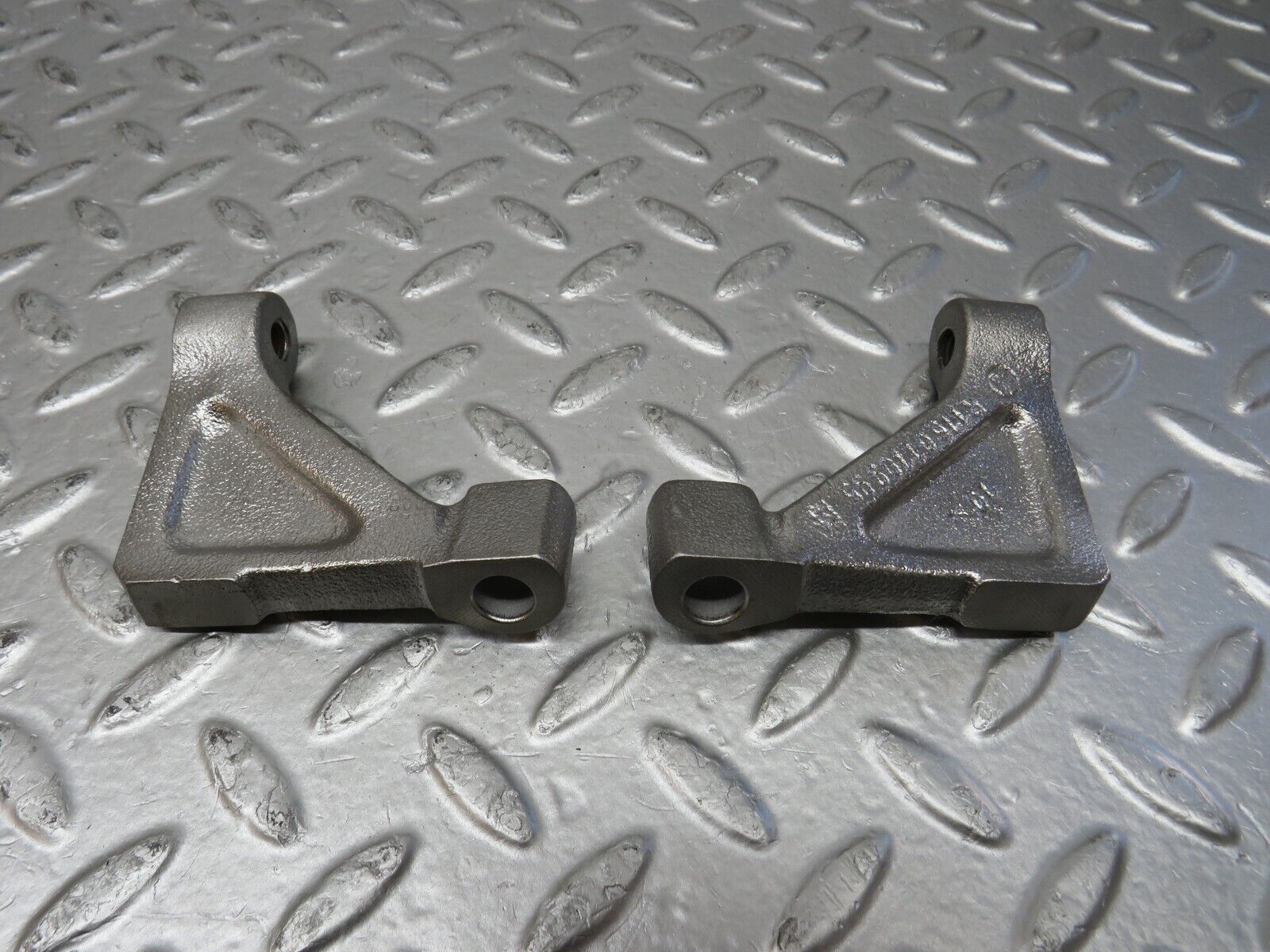 32873 Mercedes-Benz C107 R107 Engine Mount Bracket Pair 1160110895 1160110995