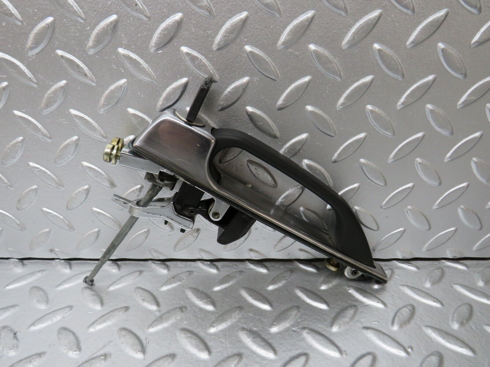 29847 Mercedes-Benz W123 230E Front Left Exterior Door Handle With Key