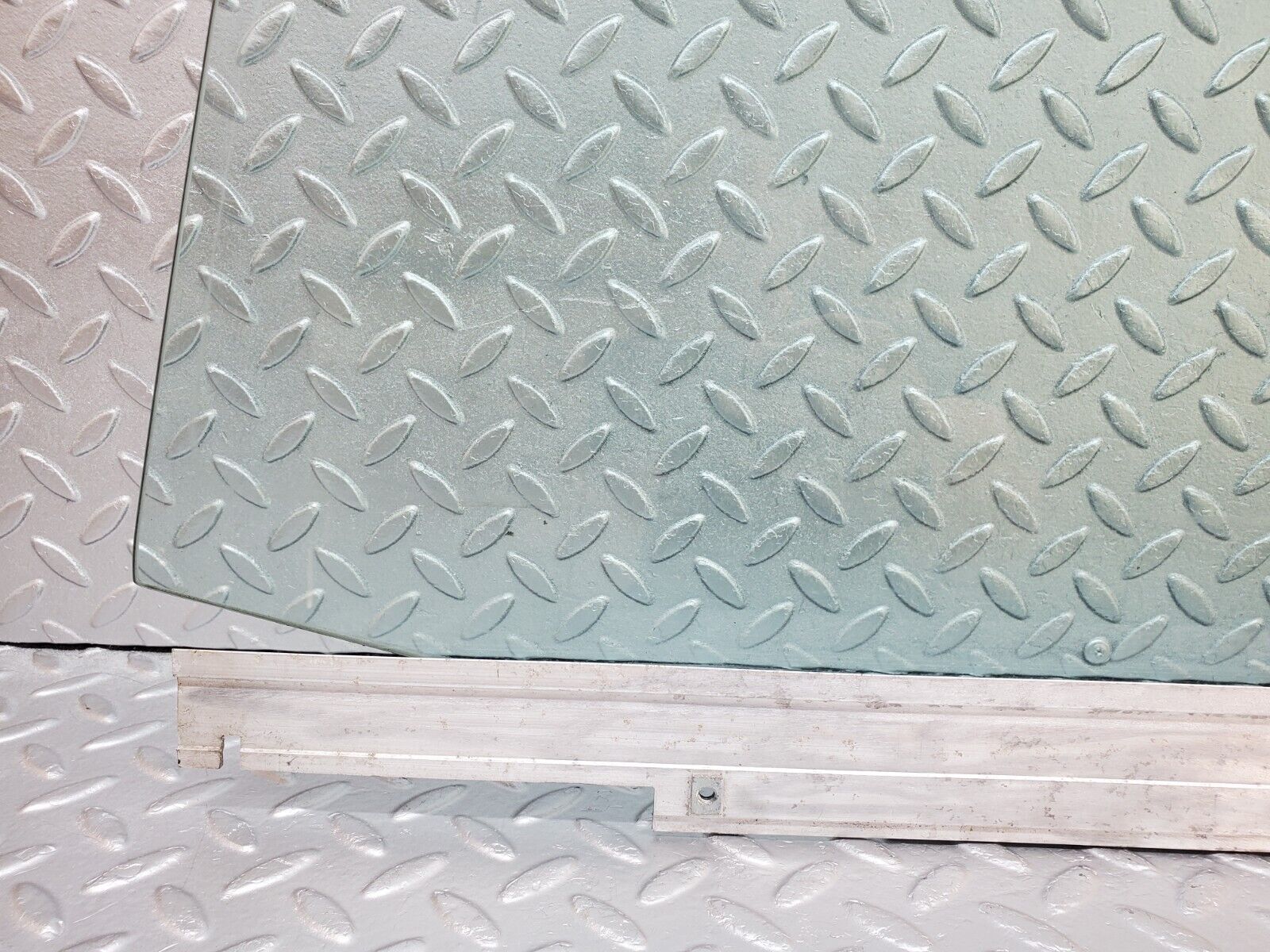 45801 Mercedes-Benz W126 420SE Front Left Door Window Glass