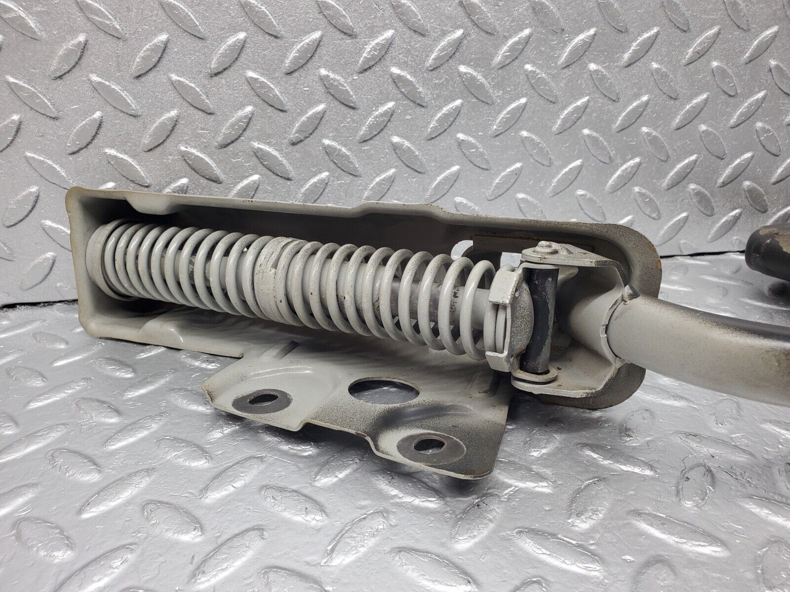 45833 Mercedes-Benz W126 420SE Trunk Lid Hinge Right Side