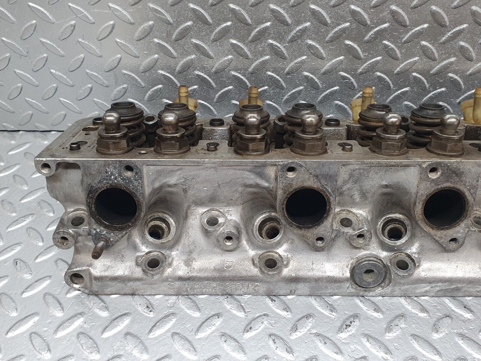 43839 Mercedes-Benz C126 380SEC Coupe Cylinder Head Left Side 1160163301