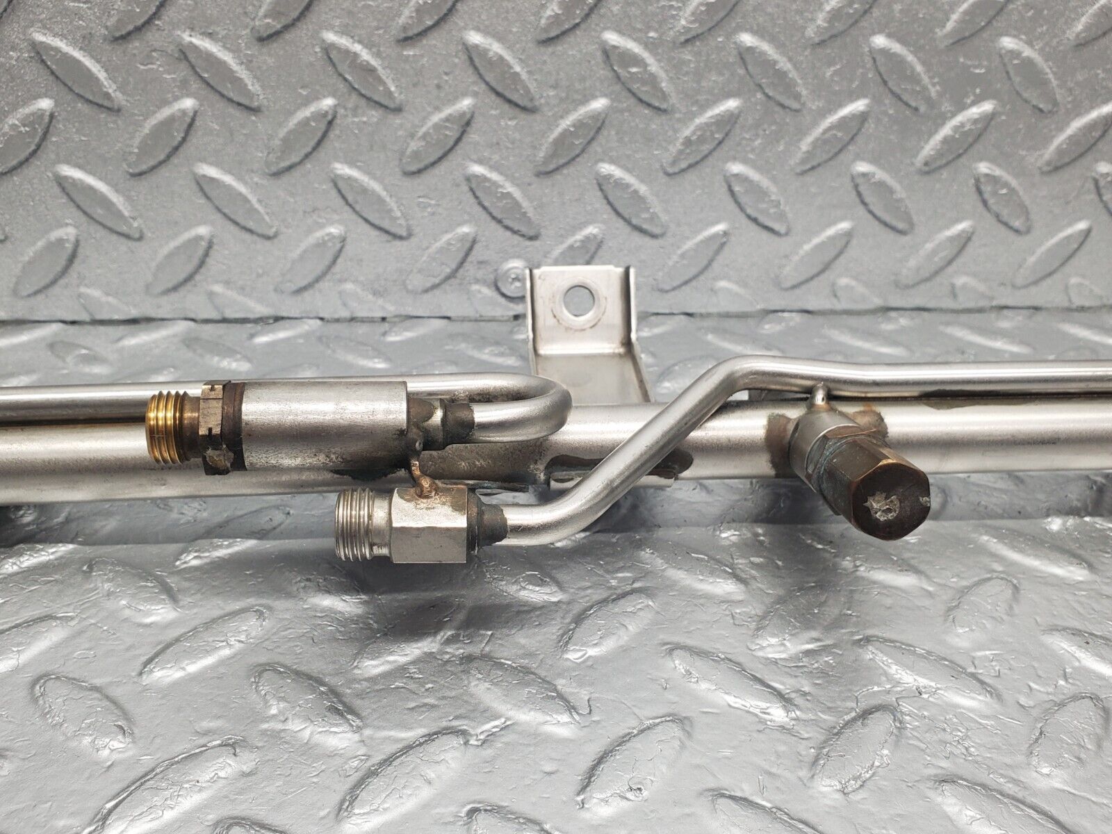 46173 Mercedes-Benz W124 280E Fuel Injector Rail With Pressure Regulator 0000781589