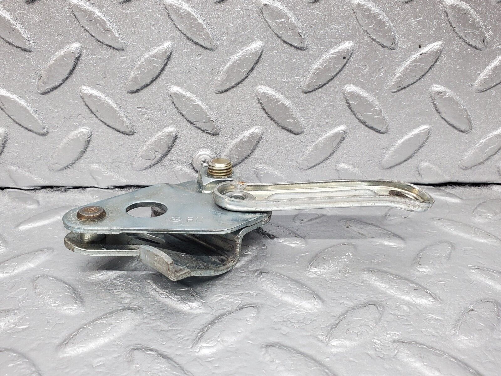 45881 Mercedes-Benz W126 420SE Front Right Seat Belt Bracket