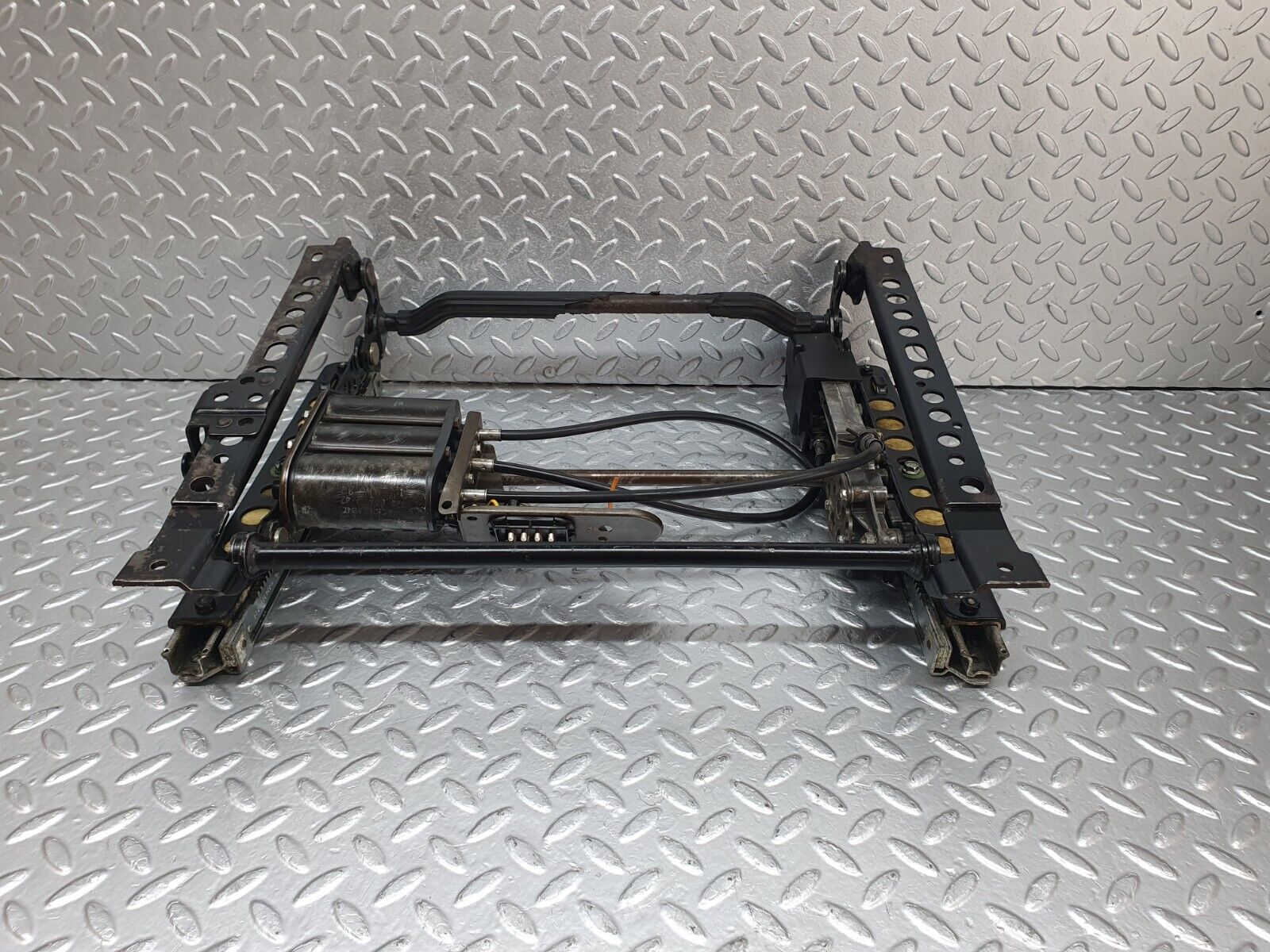 43824 Mercedes-Benz C126 380SEC Coupe Front Right Electric Seat Base