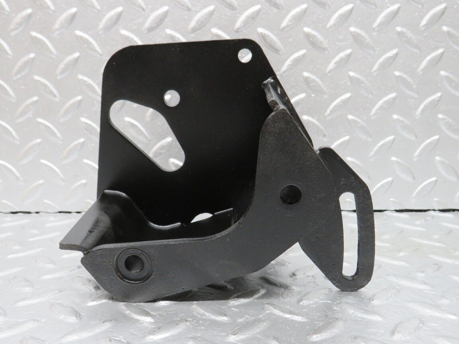 32983 Mercedes-Benz C107 R107 350 V8 Power Steering Pump Bracket