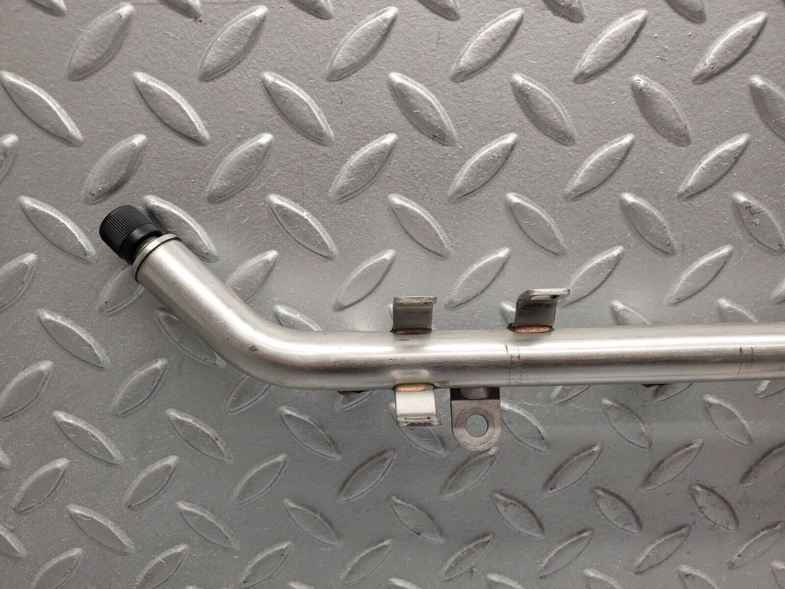 46809 Mercedes-Benz R129 320SL Coupe Fuel Injector Rail 0280151038 1120700095