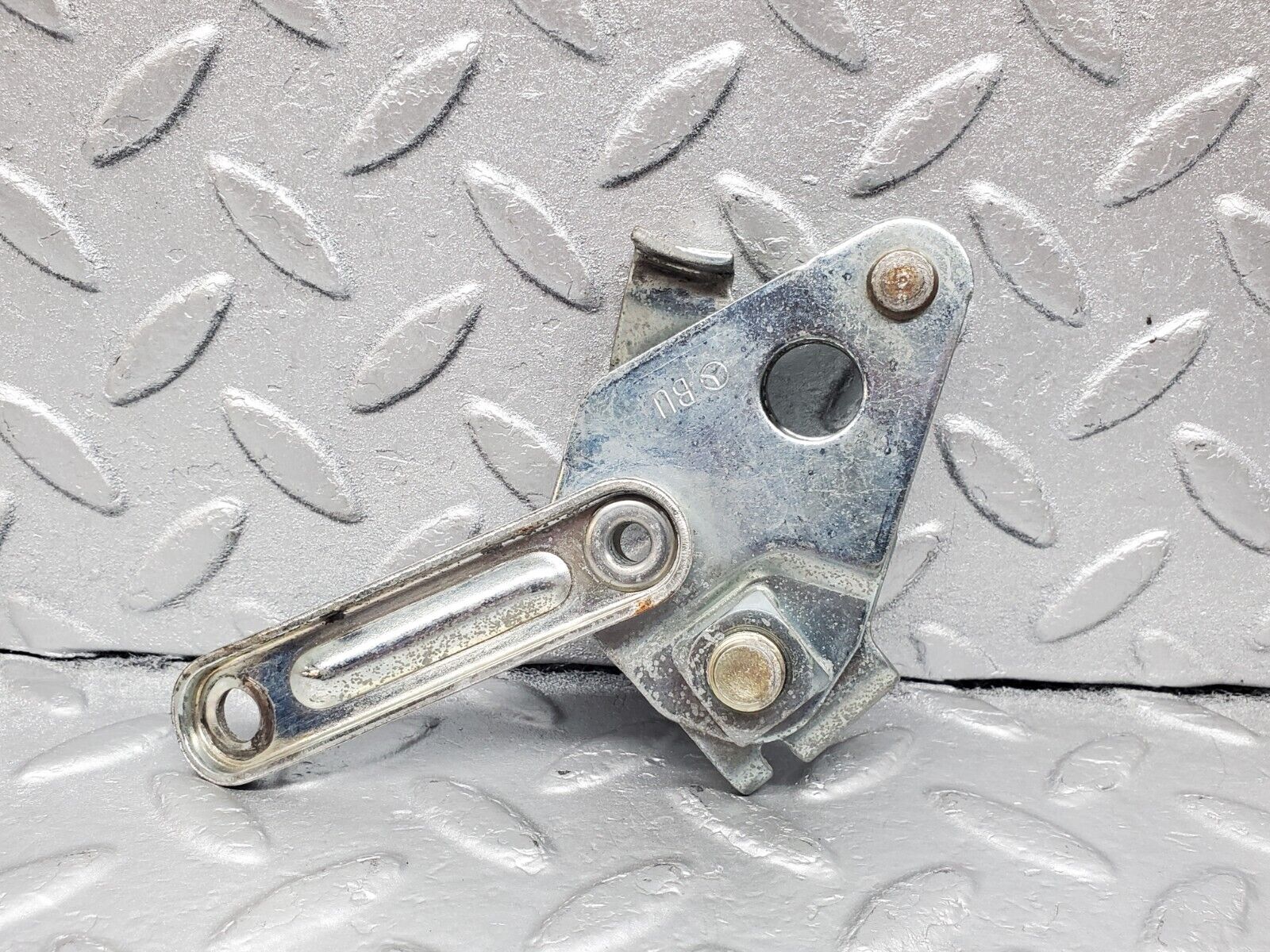 45881 Mercedes-Benz W126 420SE Front Right Seat Belt Bracket