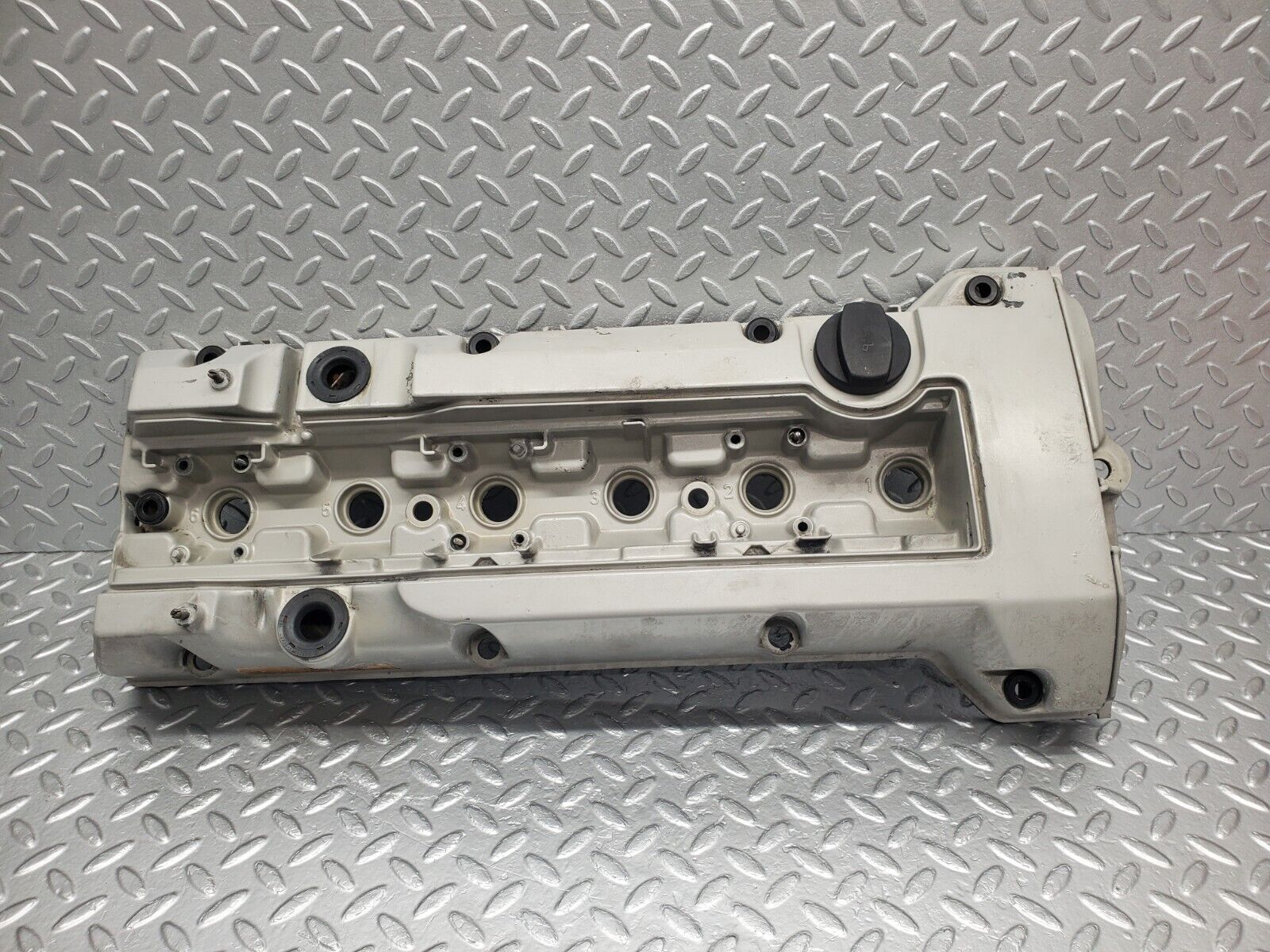 46232 Mercedes-Benz W124 280E Cylinder Head Valve Cover 1040160705