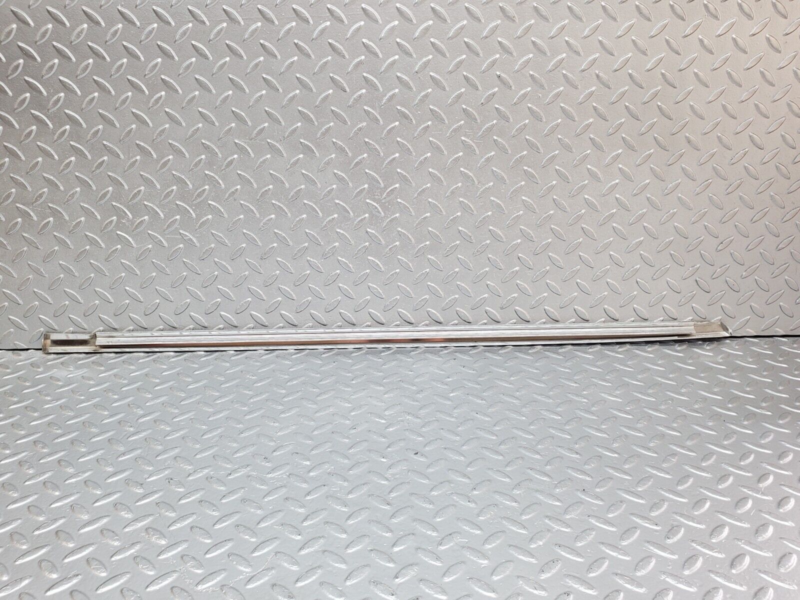 45809 Mercedes-Benz W126 420SE Front Left Door Chrome Moulding Trim