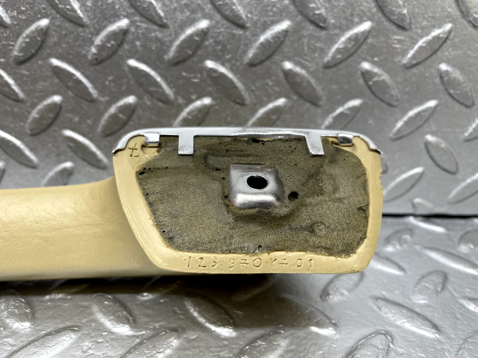 44262 Mercedes-Benz W123 280E Interior Door Handle Beige Left 1239701701