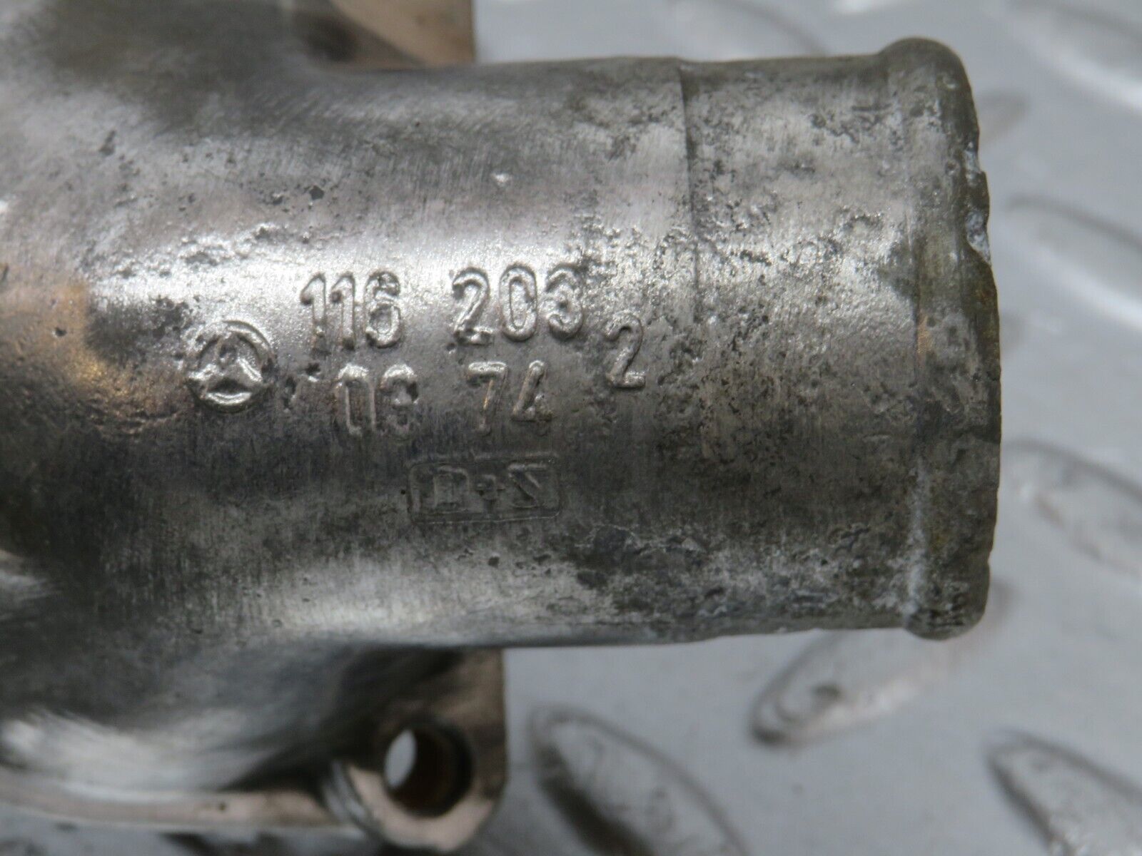 32857 Mercedes-Benz C107 R107 350 V8 Thermostat Housing 1162030374