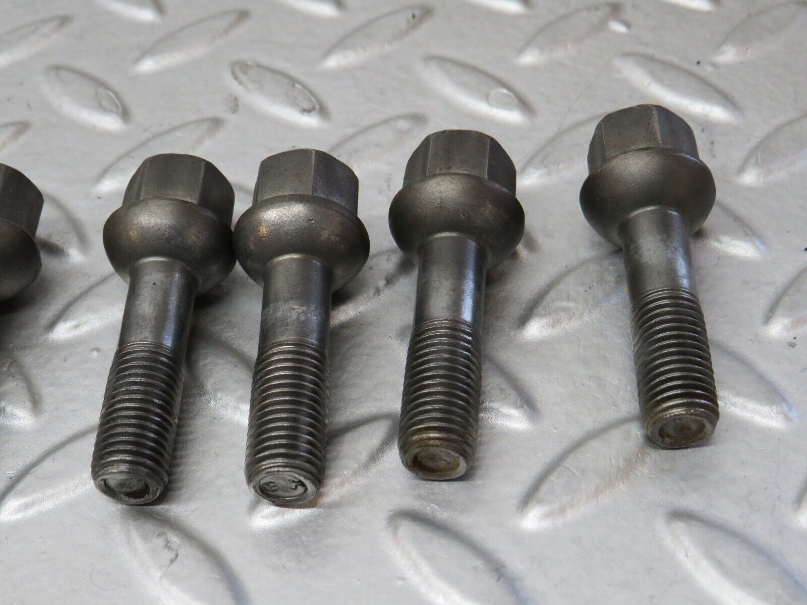 37998 Mercedes-Benz A124 Cabriolet Alloy Wheel Lug Bolt Set With Locking Bolts M12x1.5