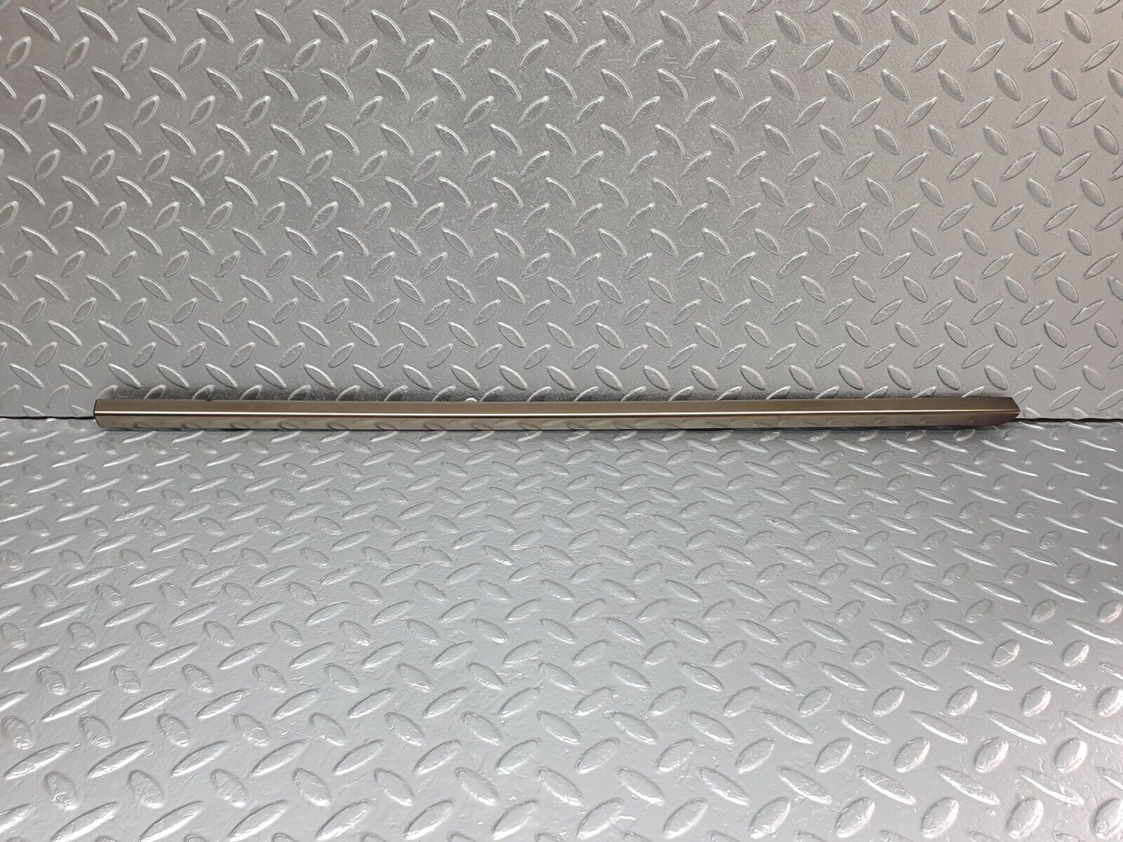 42105 Mercedes-Benz W202 C200 Front Right Door Moulding Trim