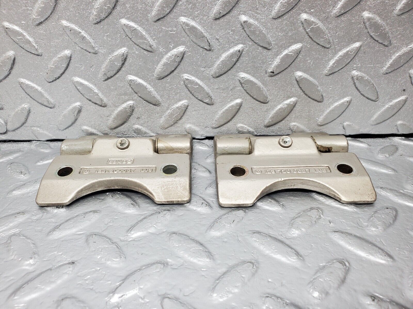 45552 Mercedes-Benz W126 420SE Door Hinge Pair Left Side 1237200037