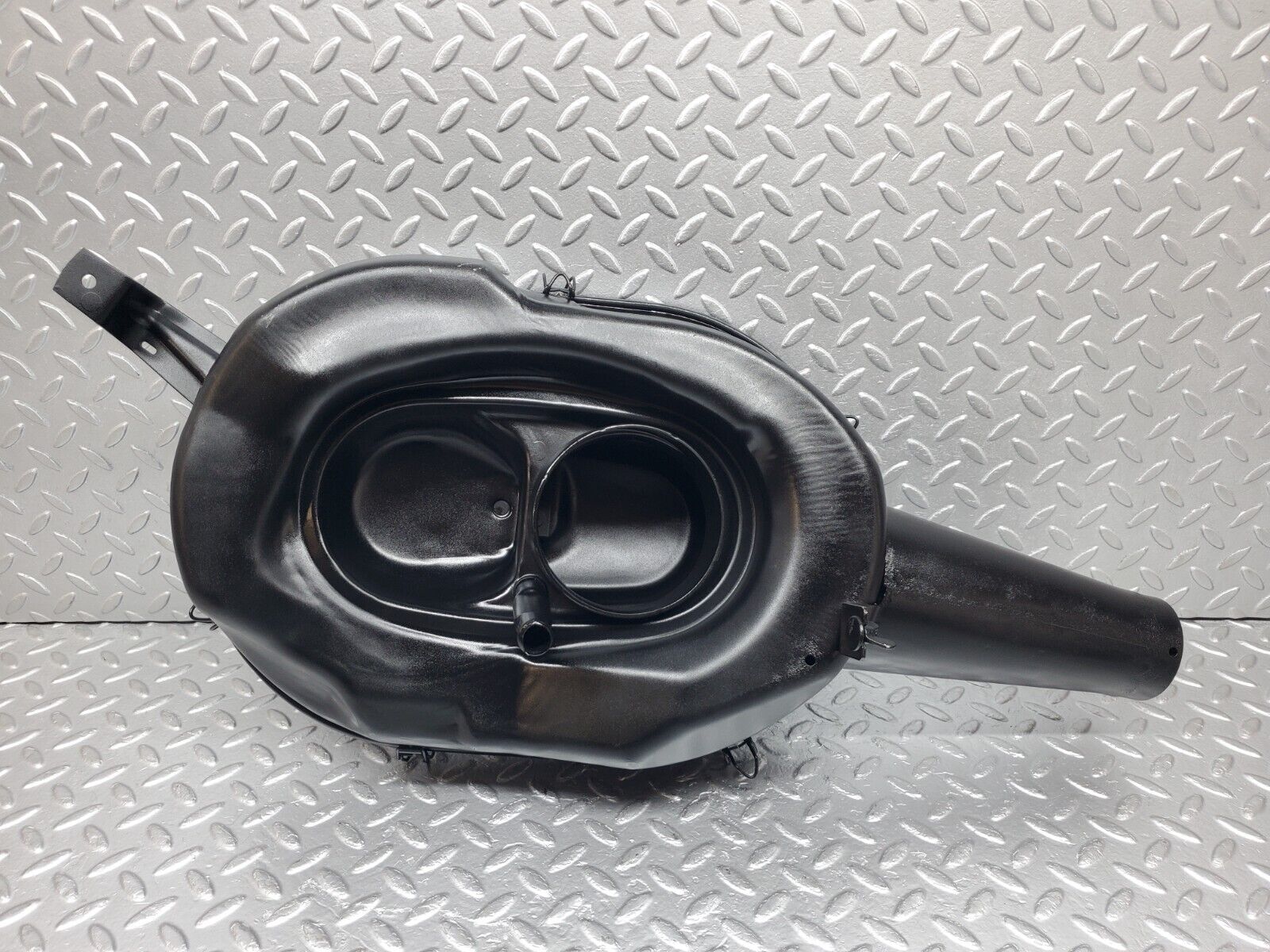 44470 Mercedes-Benz W123 280E Air Filter Box Housing 0110949702