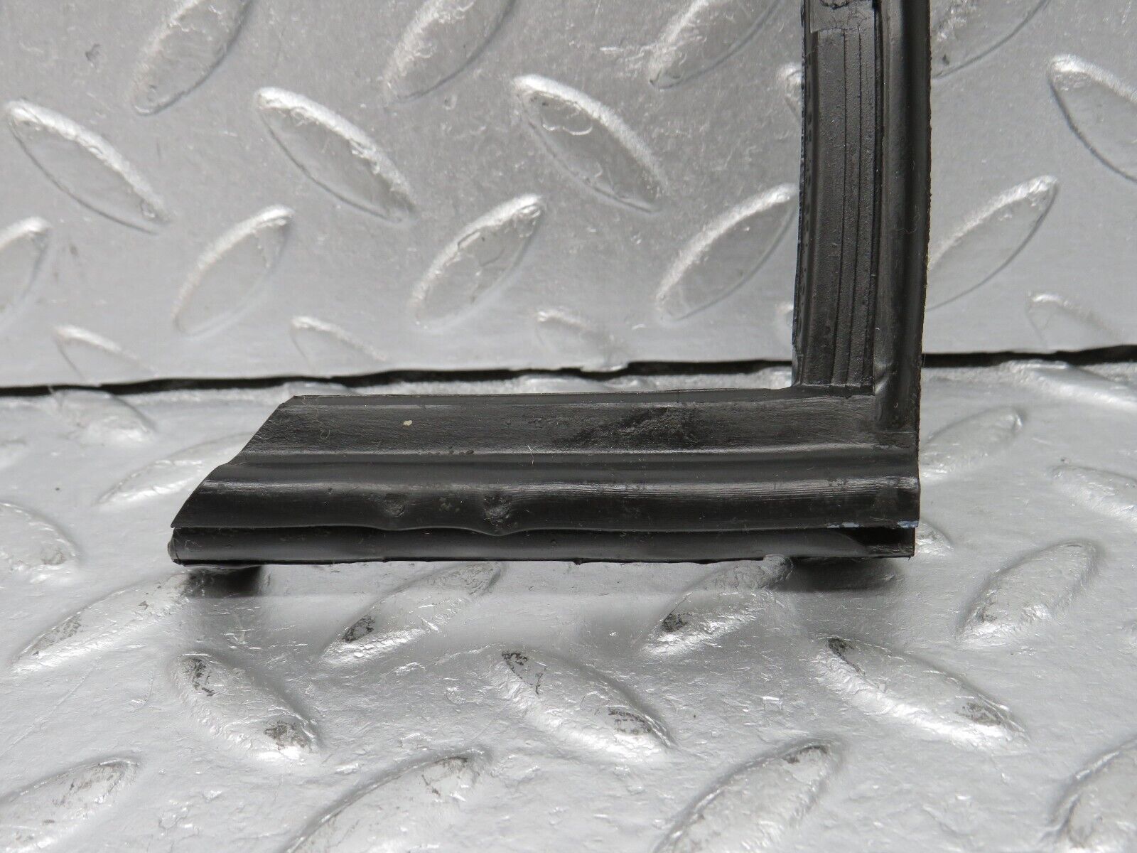 39172 Mercedes-Benz R107 500SL Front Left Rubber Window Guide 1077250125