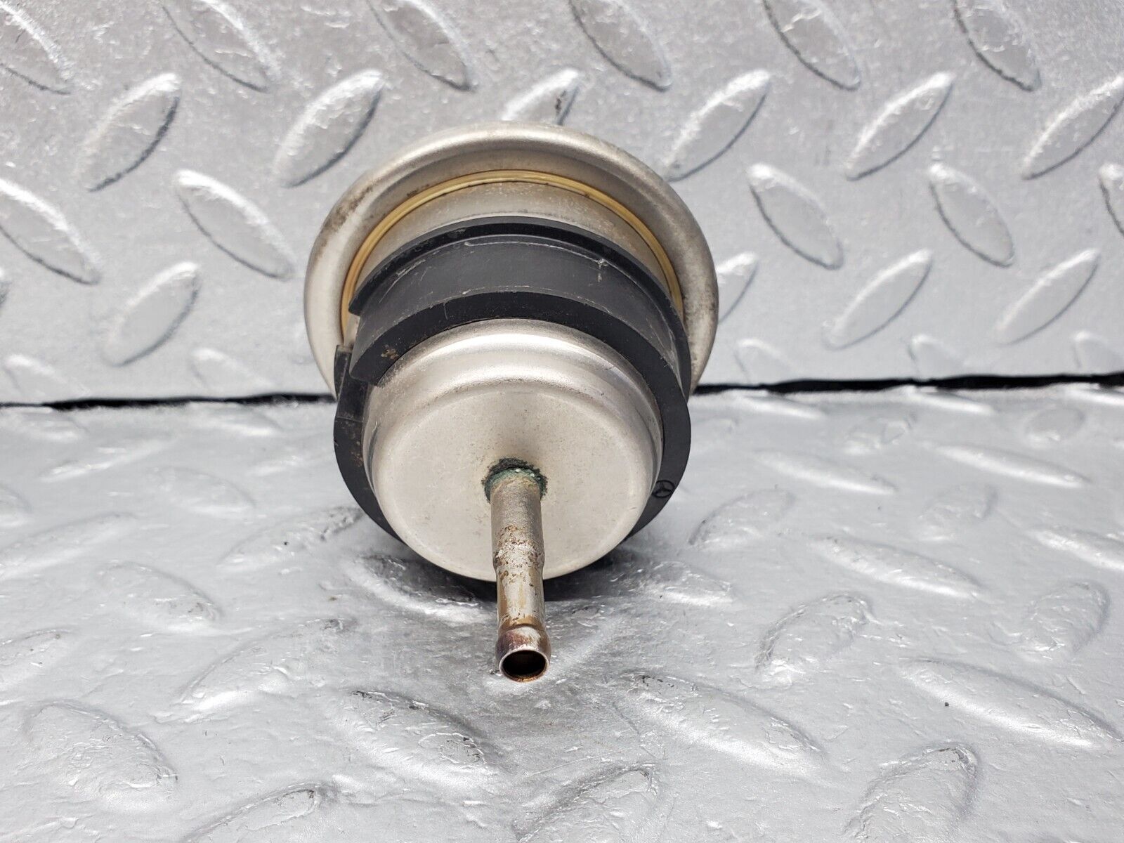 45959 Mercedes-Benz W126 420SE Fuel Pressure Regulator Bosch 0004761021