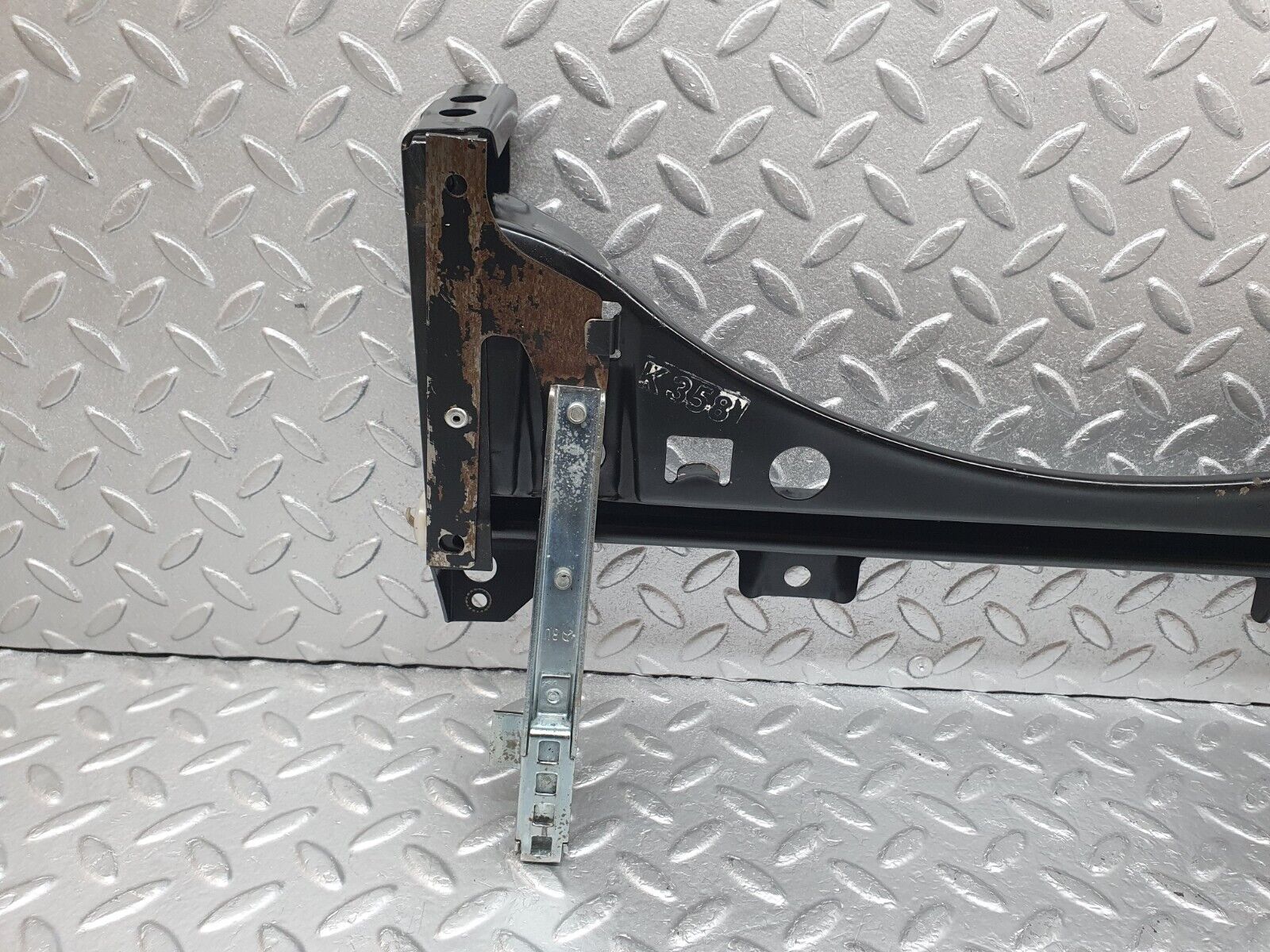 43948 Mercedes-Benz C123 230CE Coupe Front Right Seat Sliding Mechanism