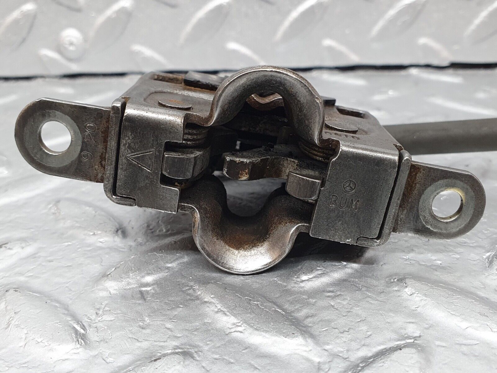 42018 Mercedes-Benz W202 C200 Bonnet Lock Latch 2028206210 2105402781