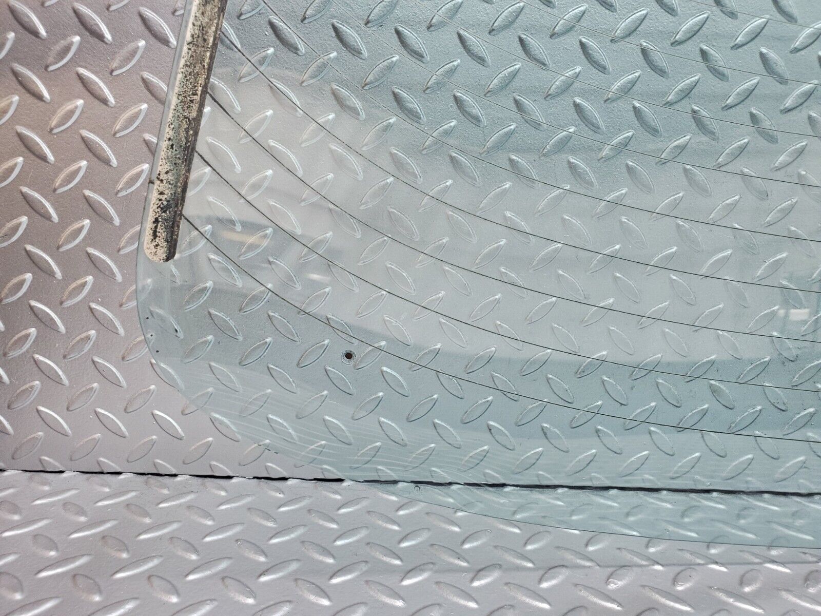 44368 Mercedes-Benz W123 280E Rear Heated Windscreen Glass