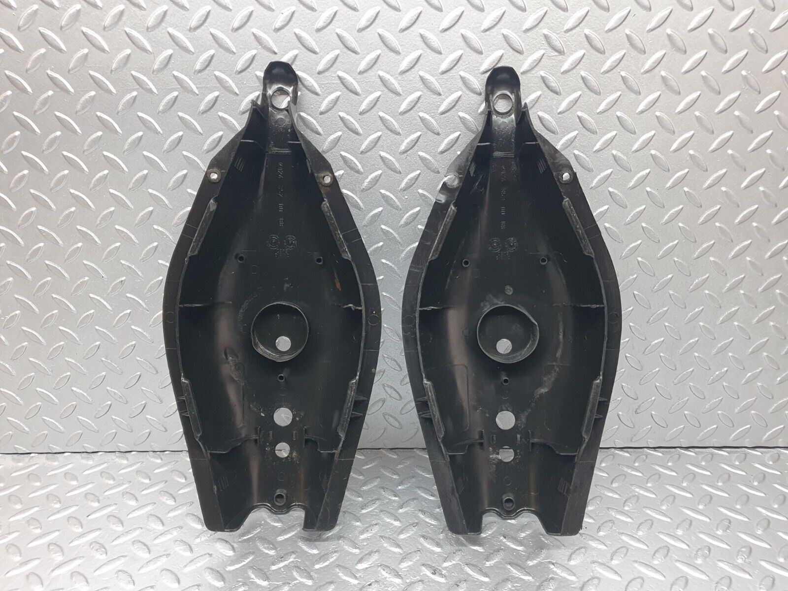 42747 Mercedes-Benz W201 190 2.0L Rear Control Arm Cover 2x 1243520088