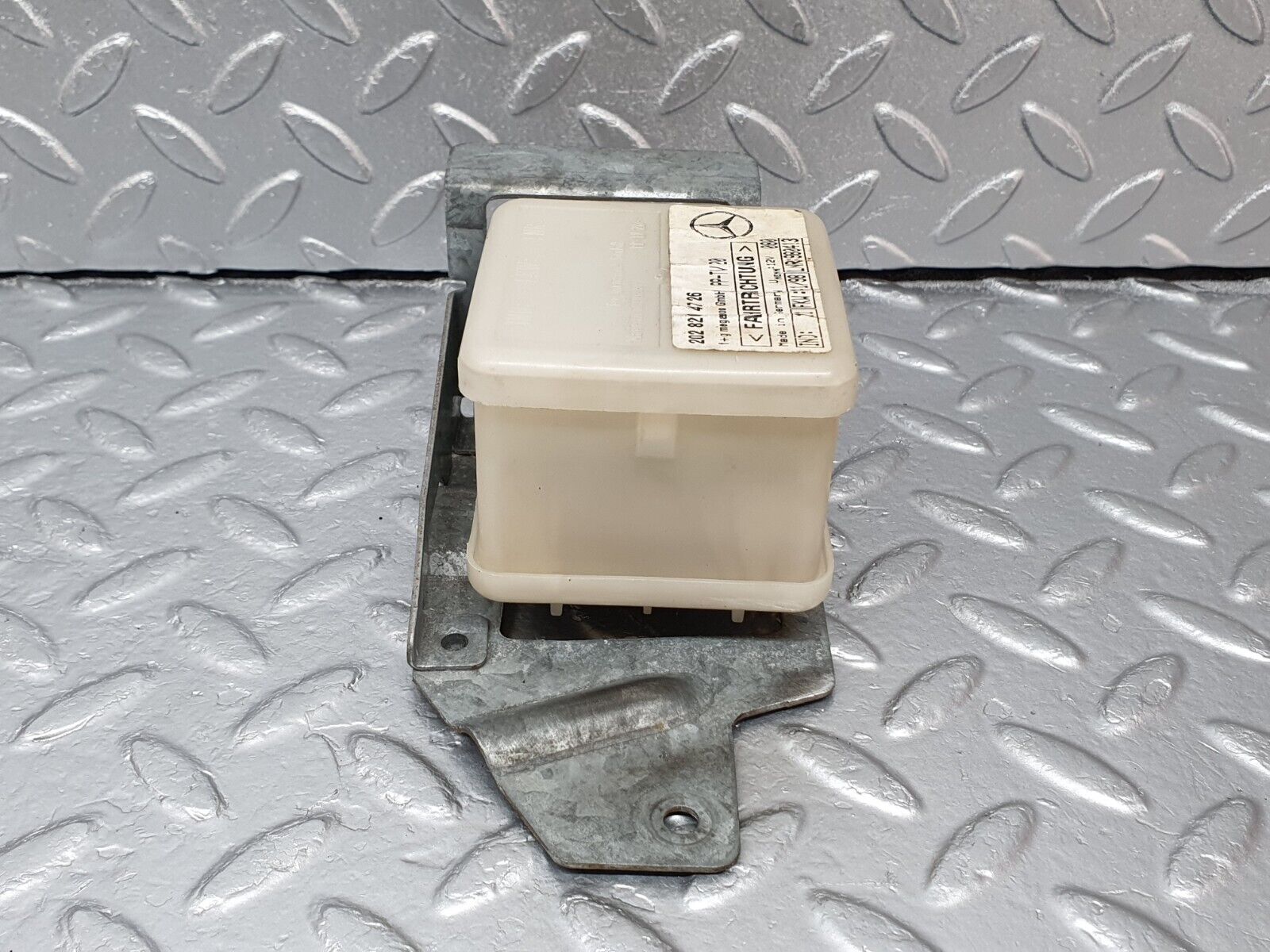 41750 Mercedes-Benz W202 C200 Alarm Control ECU 2028204726