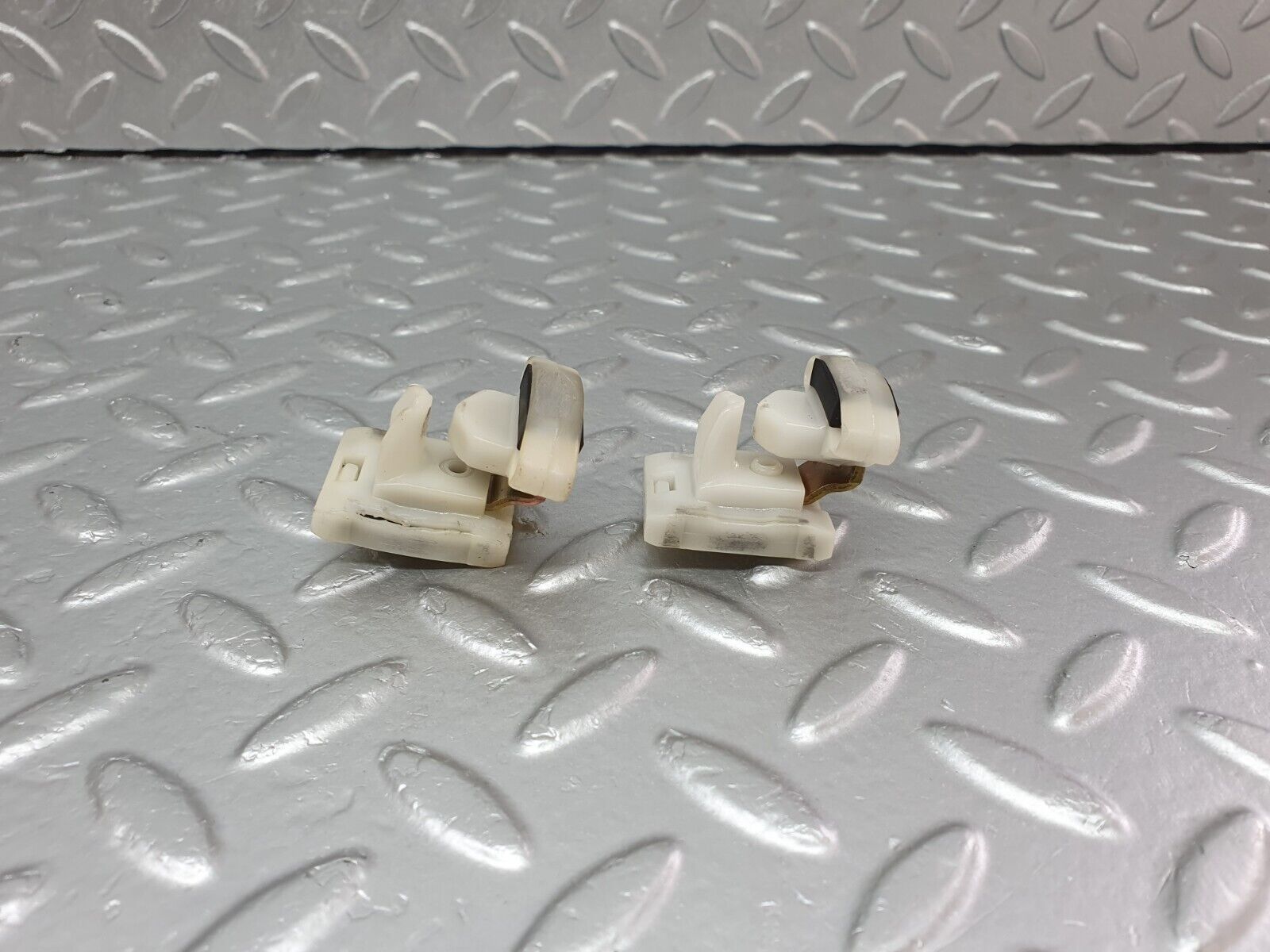 41706 Mercedes-Benz W124 200E Door Window Glass Holder