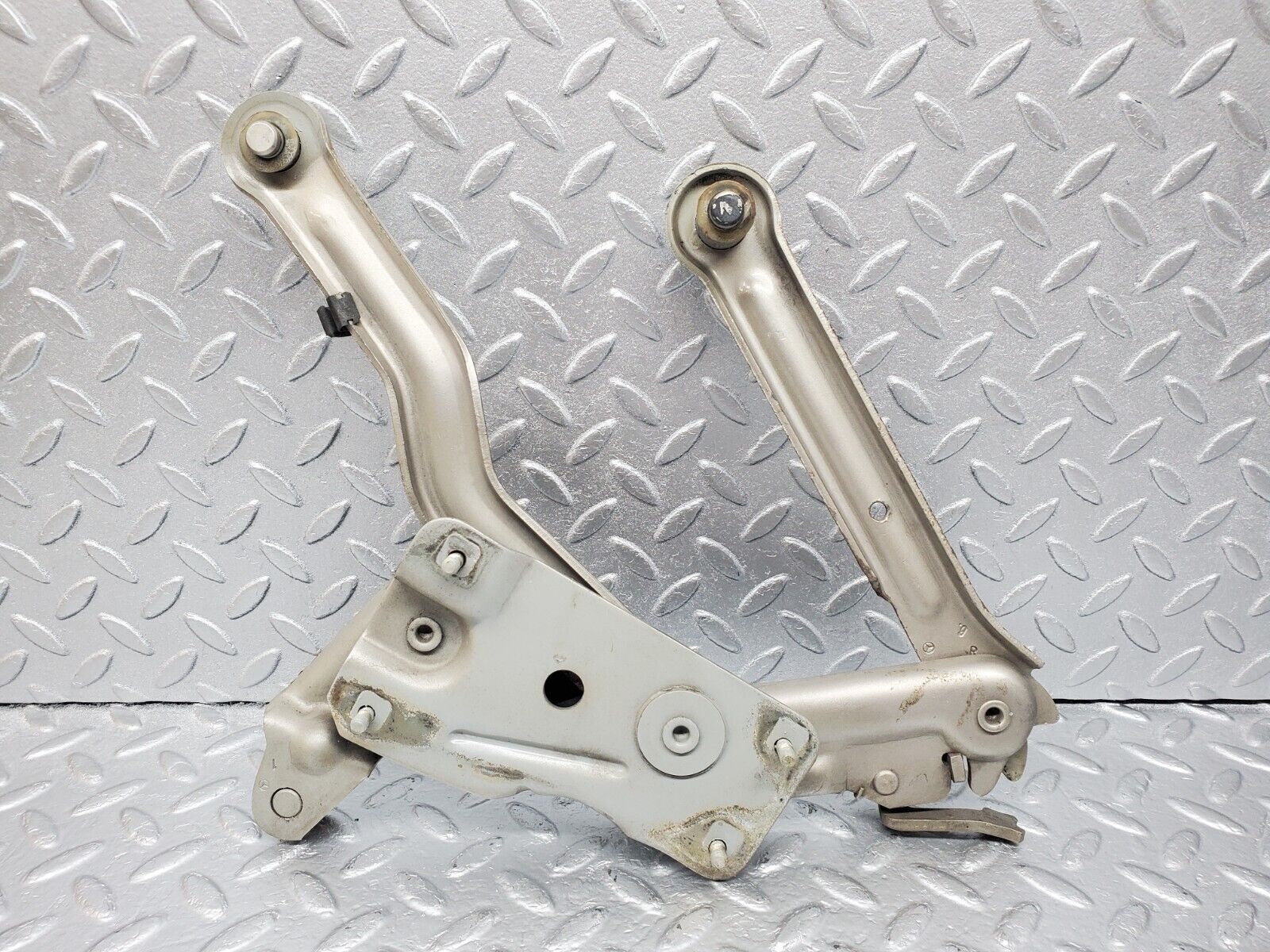 45796 Mercedes-Benz W126 420SE Bonnet Hinge Right Side