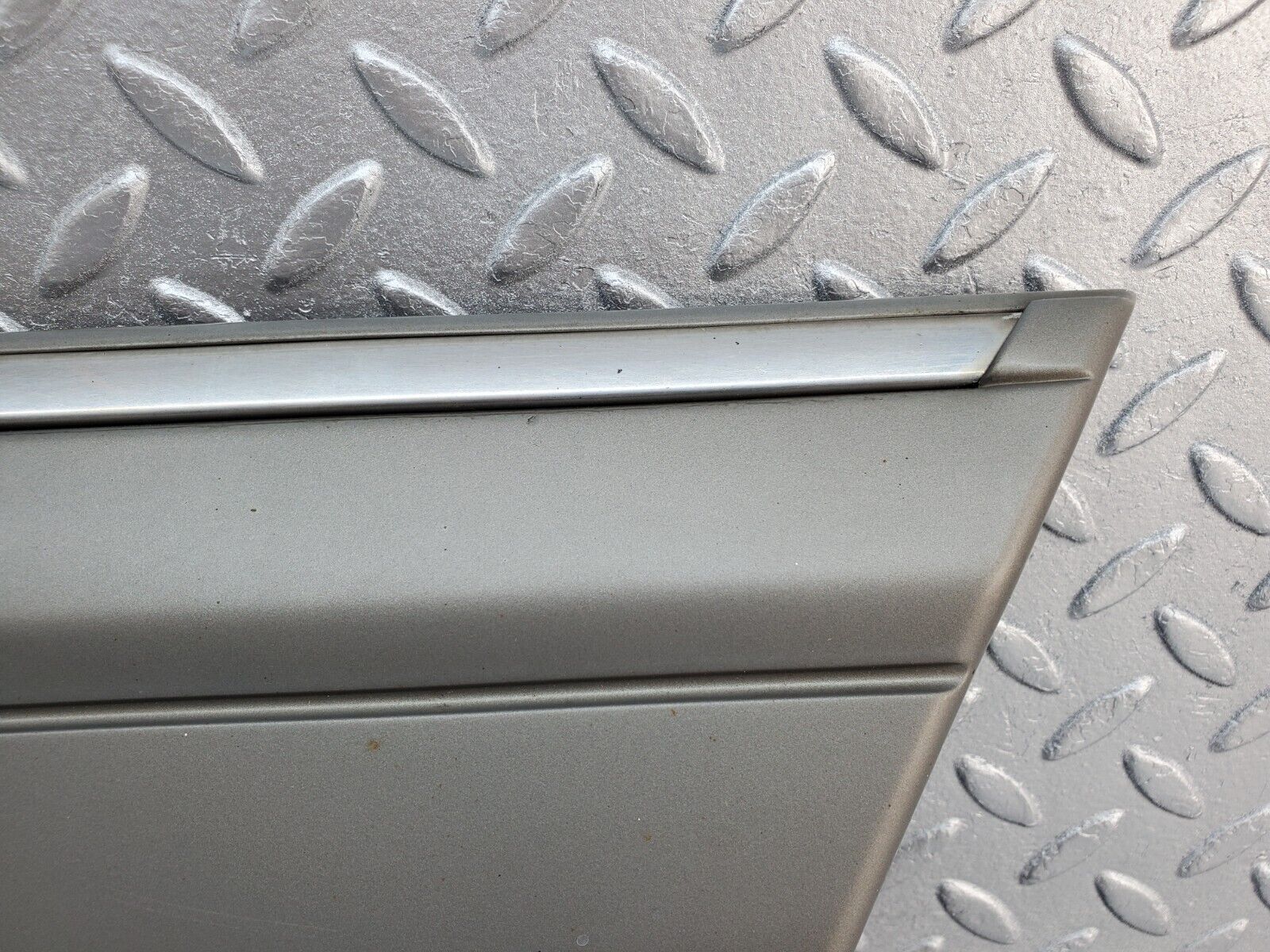 45702 Mercedes-Benz W126 420SE Front Right Fender Wing Moulding Trim 1266903640