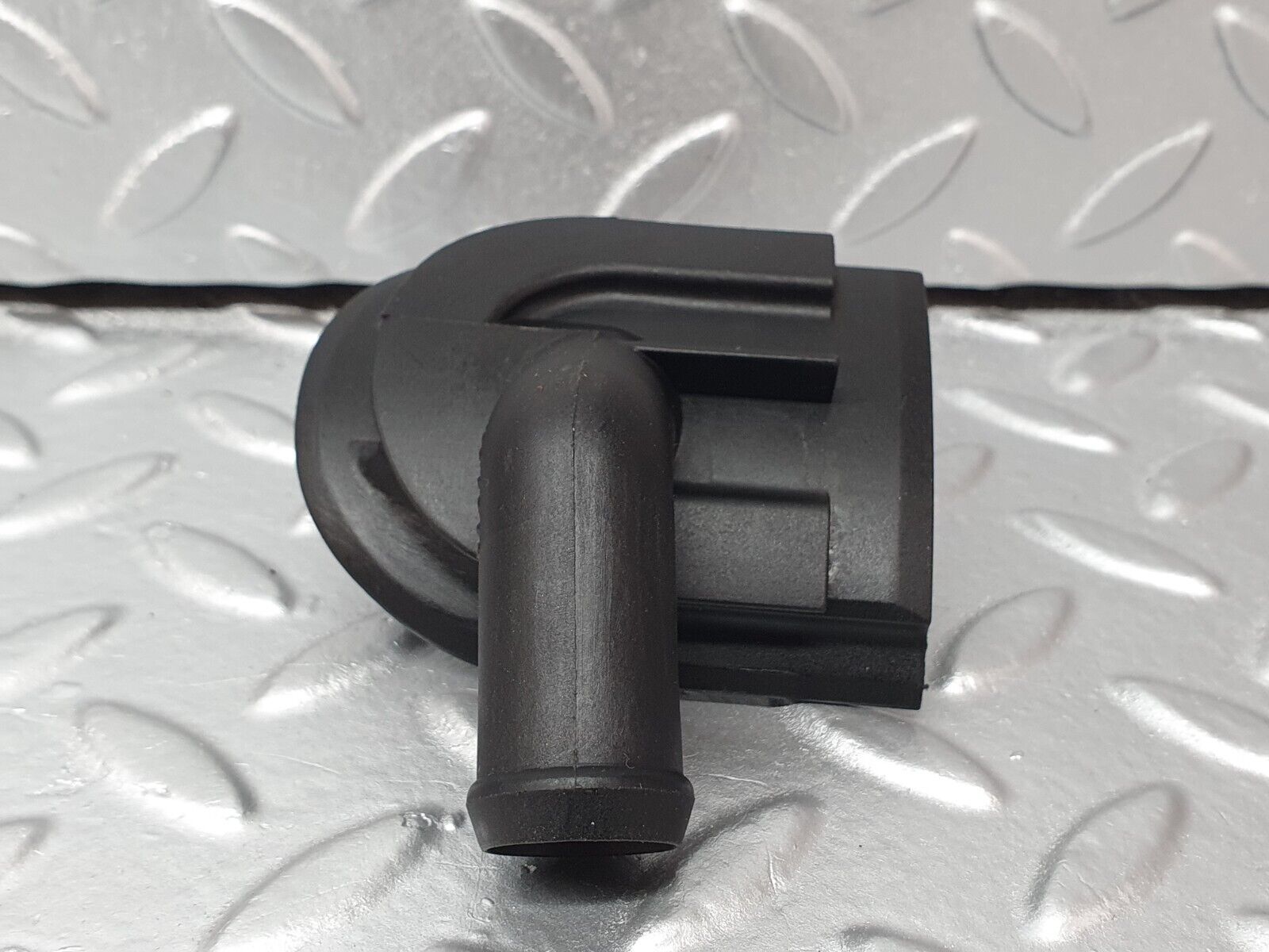 42129 Mercedes-Benz W202 C200 Heater Hose Pipe Connector 2028321215