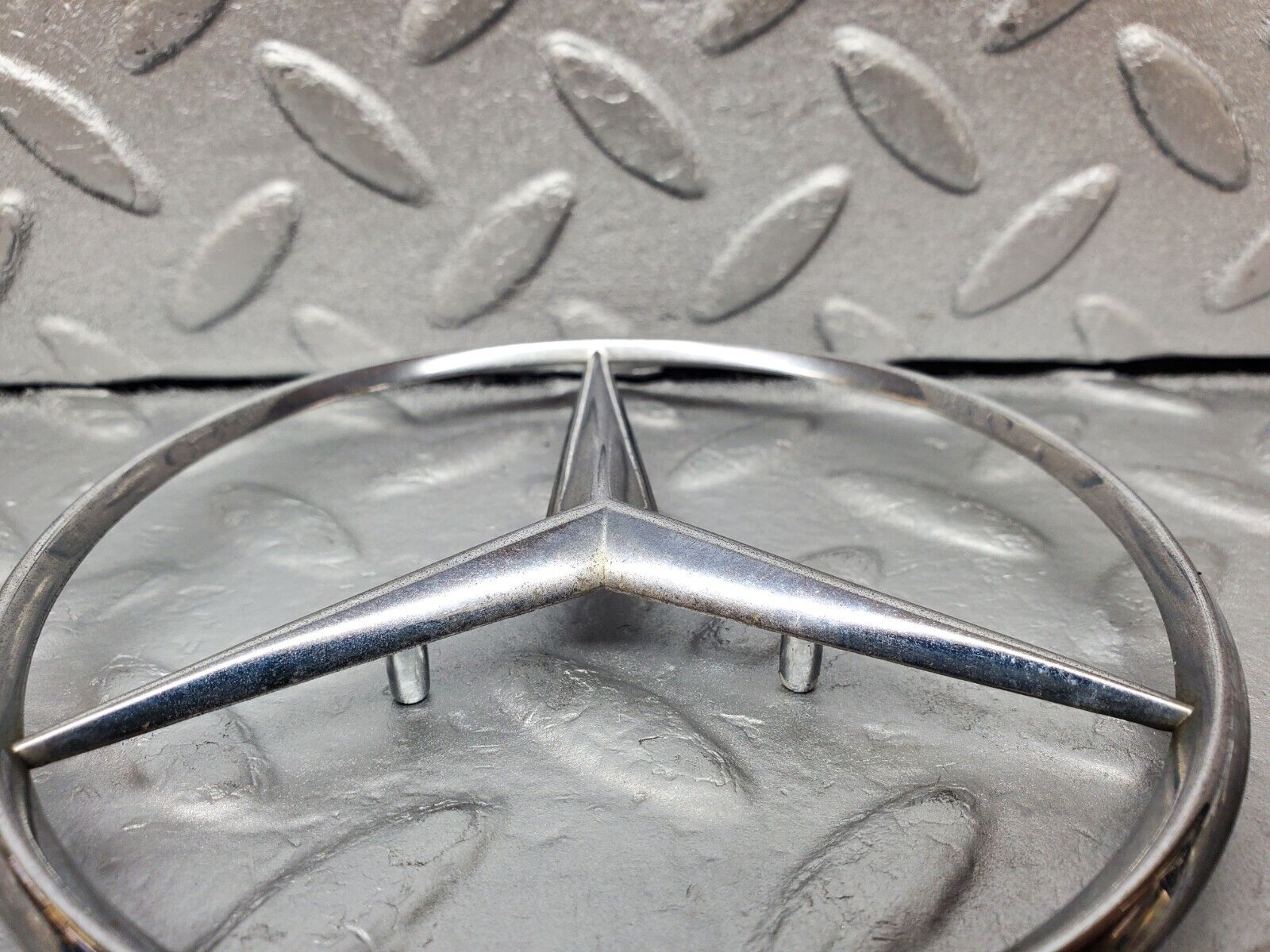 45850 Mercedes-Benz W126 420SE Trunk Lid Badge Emblem 1267580158