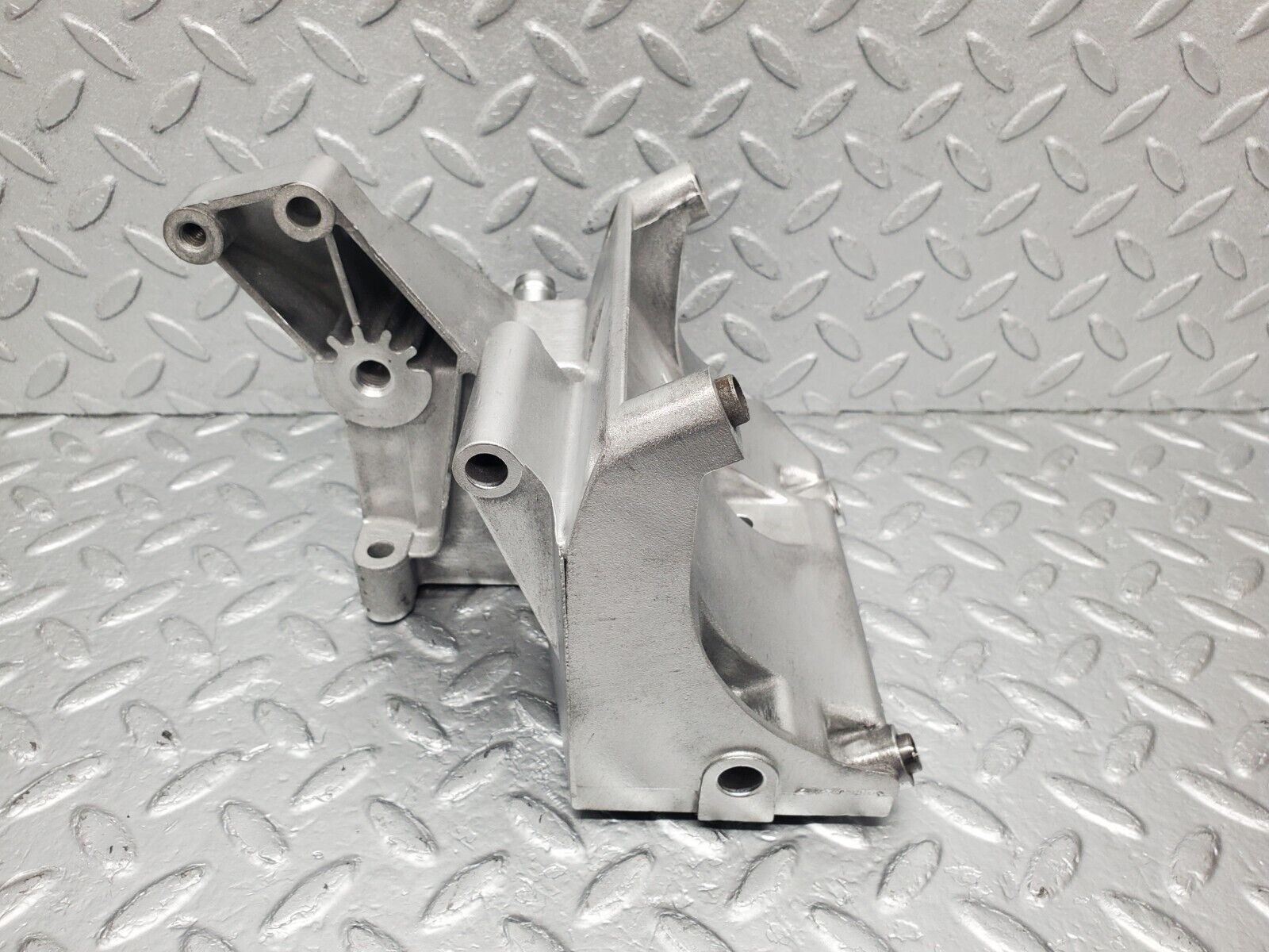 46162 Mercedes-Benz W124 280E Power Steering Pump Bracket 1031310935