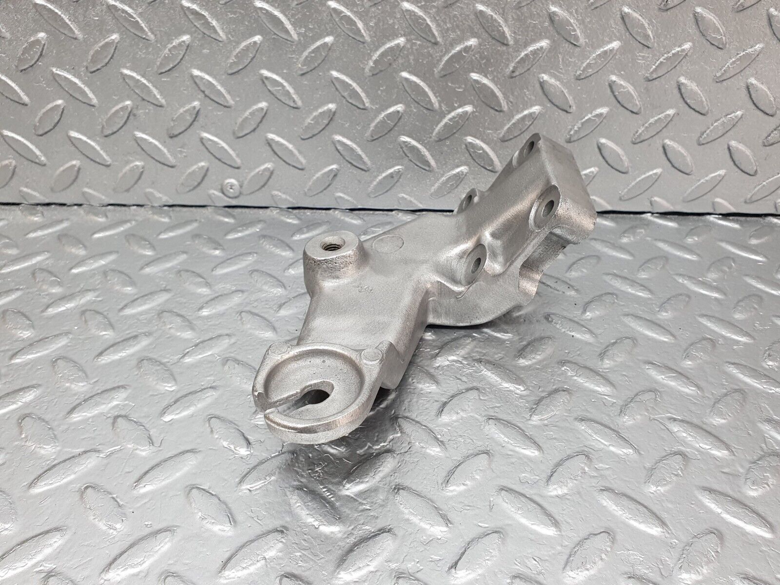 43554 Mercedes-Benz C126 380SEC Coupe Engine Mount Bracket Left 1162235004