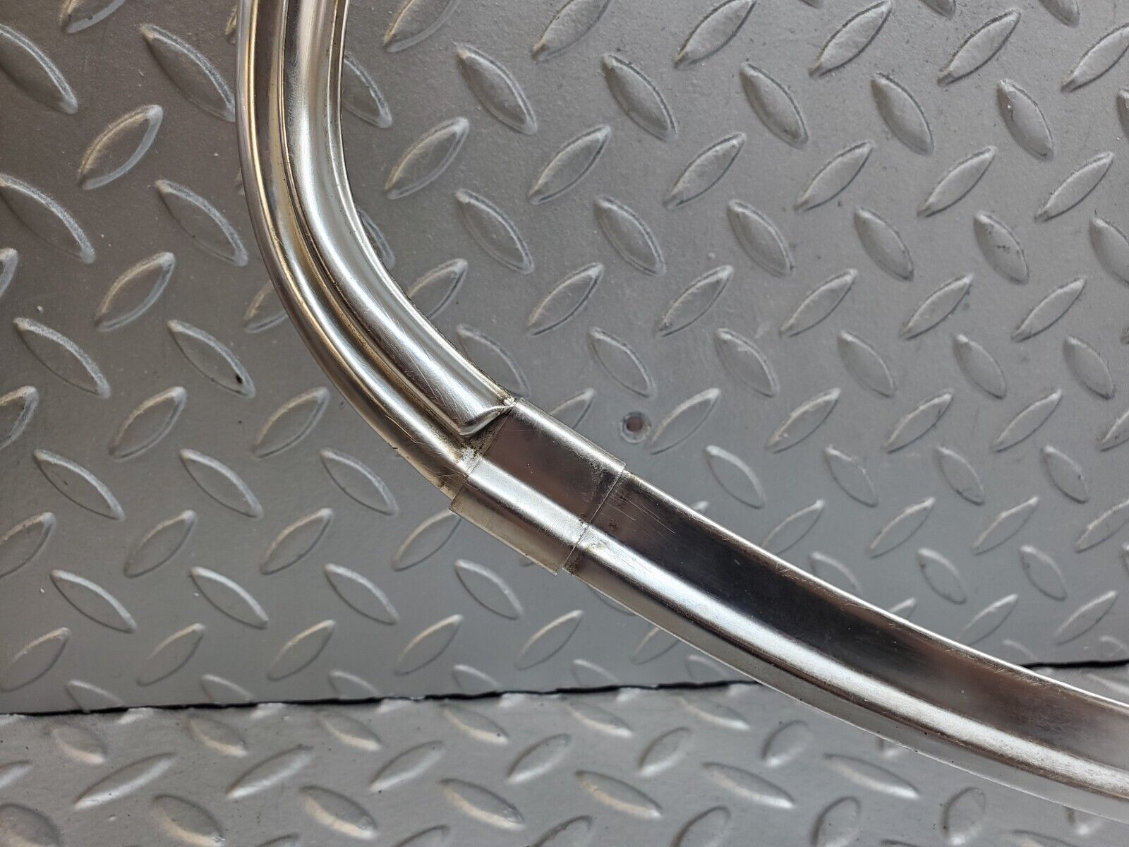 44410 Mercedes-Benz W123 280E Rear Windscreen Chrome Frame